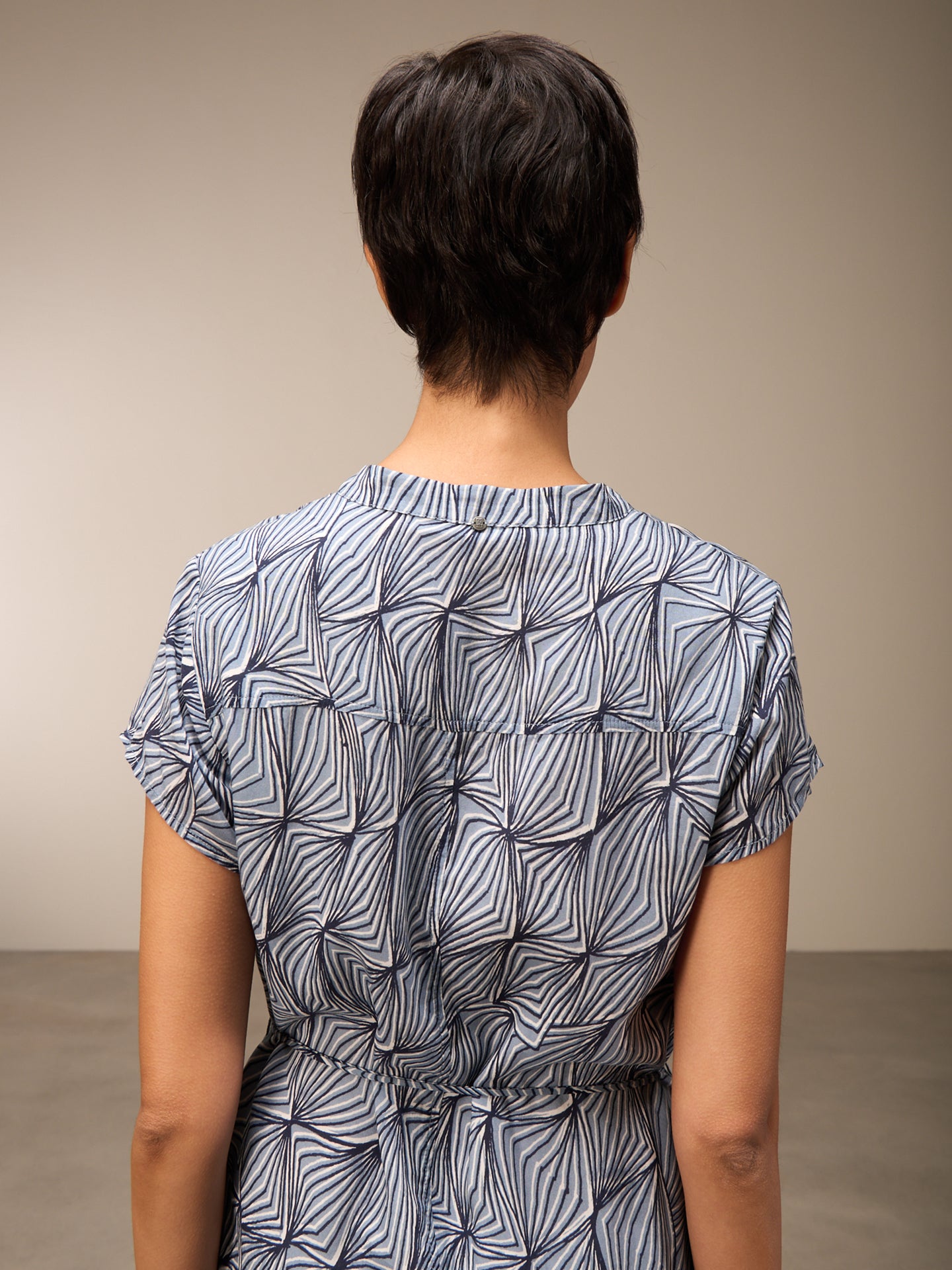 Kleid mit V-Ausschnitt
