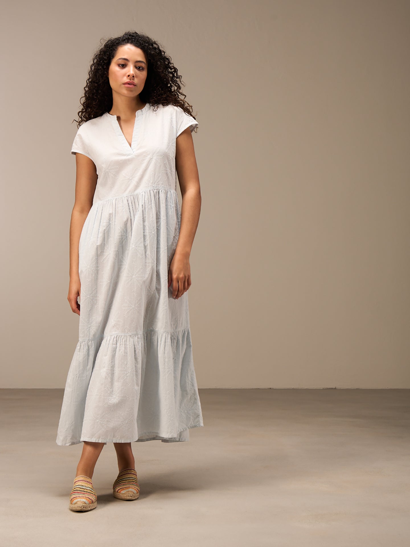 Kleid mit V-Ausschnitt
