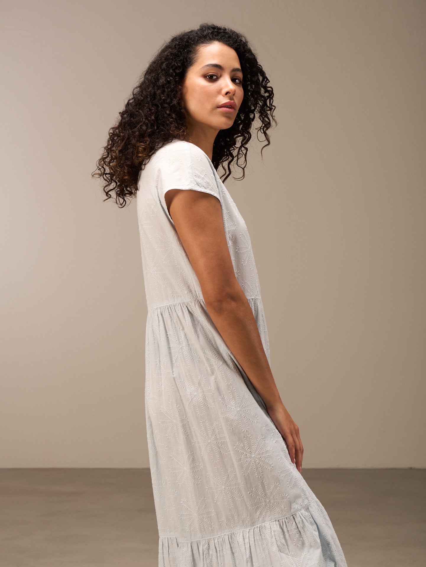 Kleid mit V-Ausschnitt