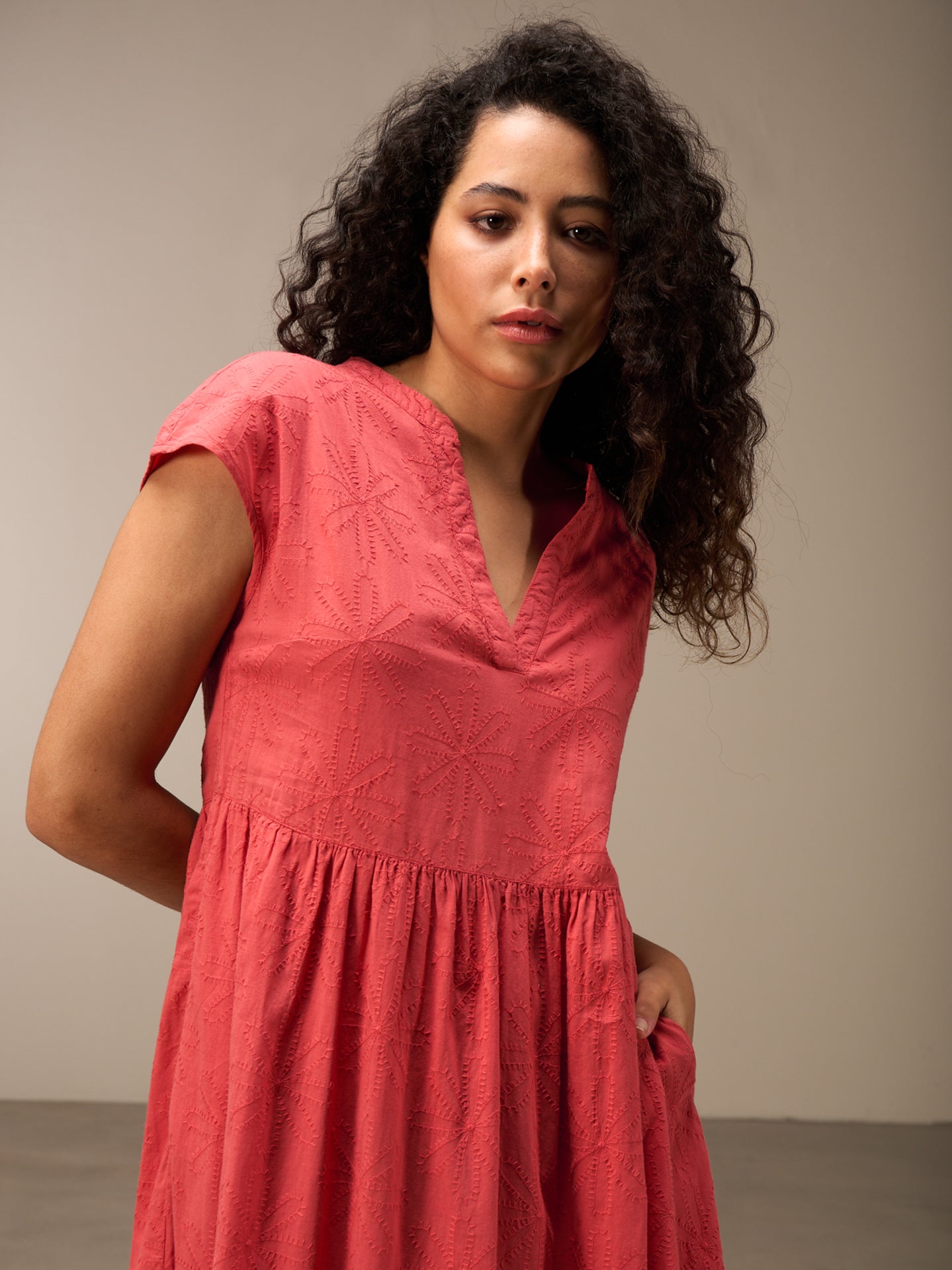 Kleid mit V-Ausschnitt