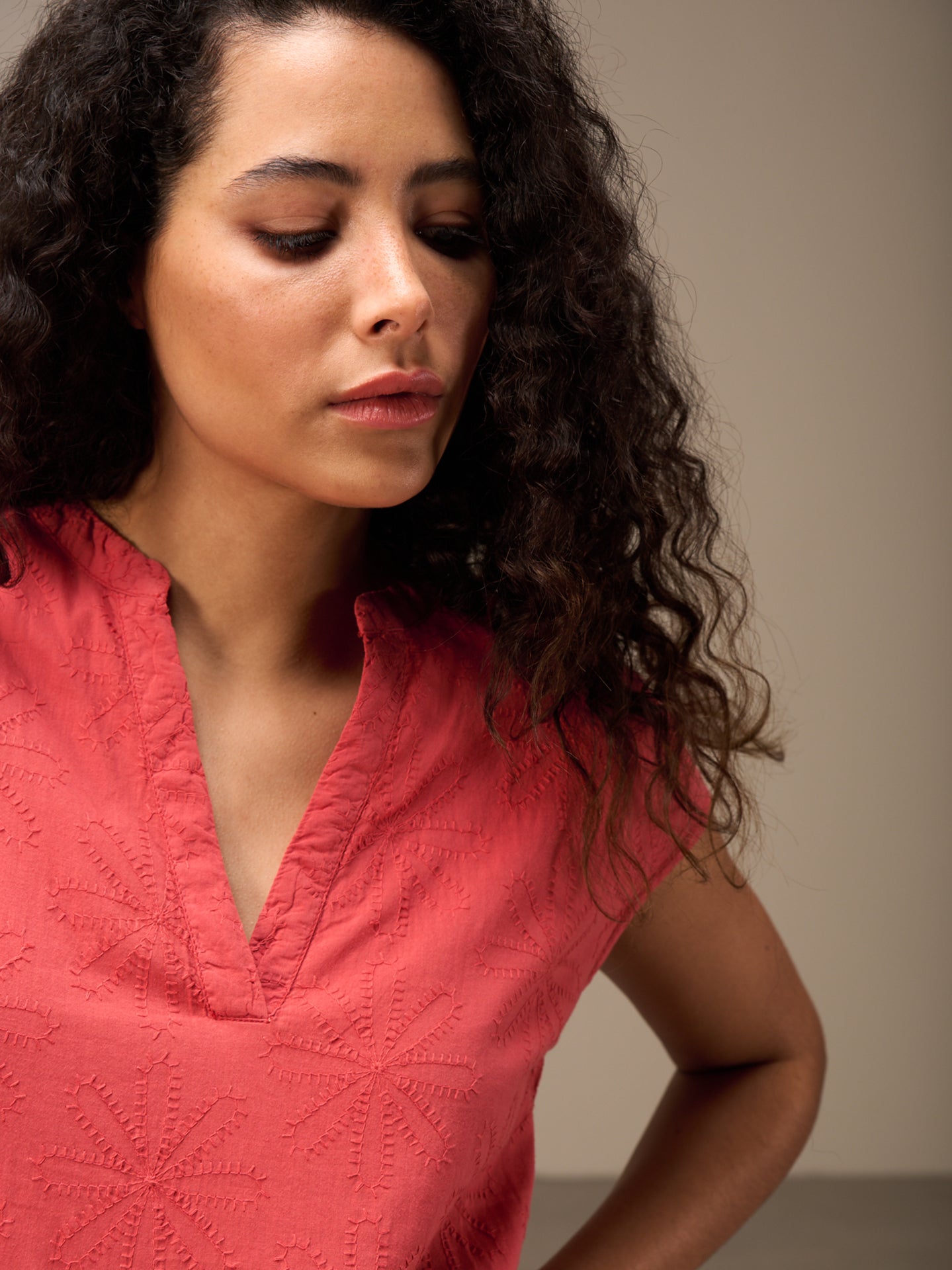 Kleid mit V-Ausschnitt