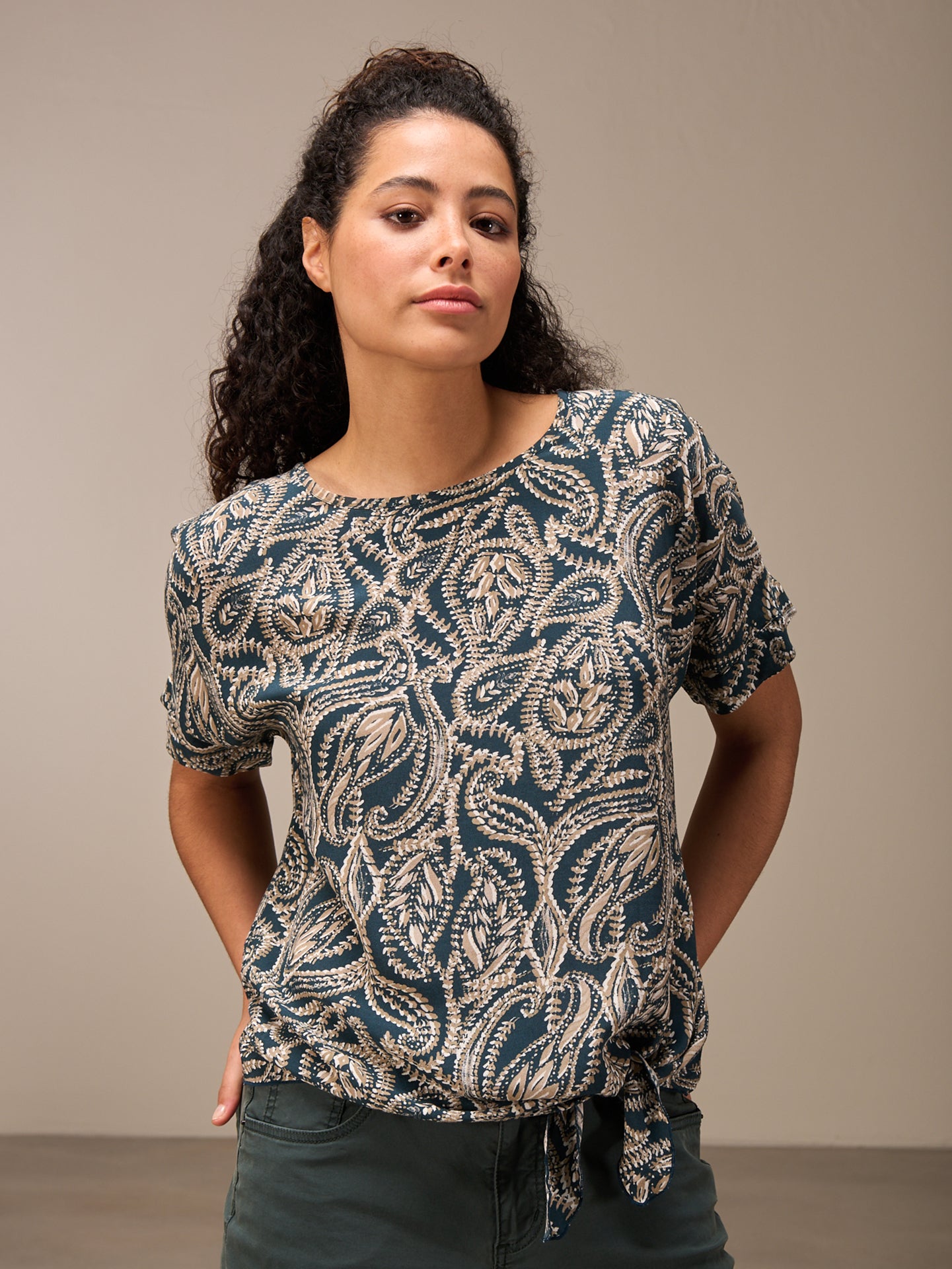 Bluse mit Knoten