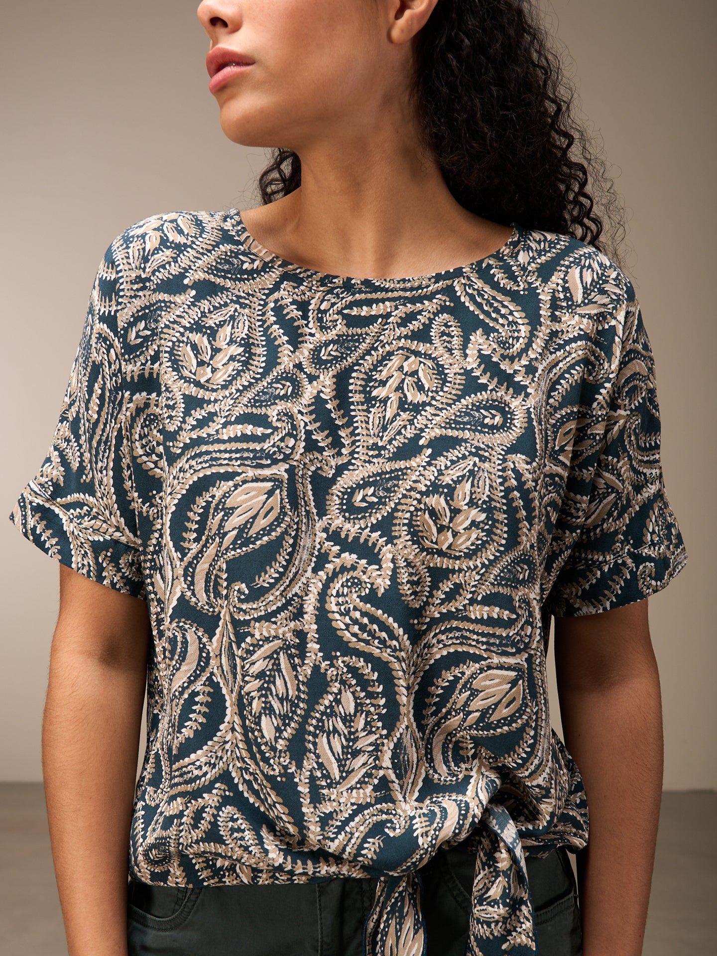 Bluse mit Knoten