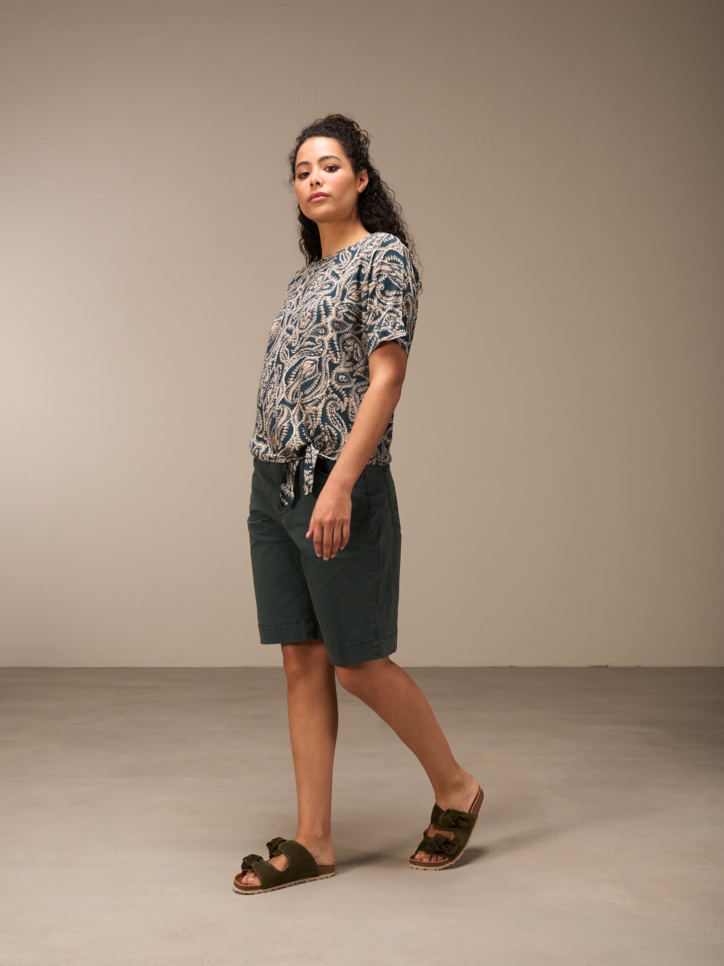 Bluse mit Knoten