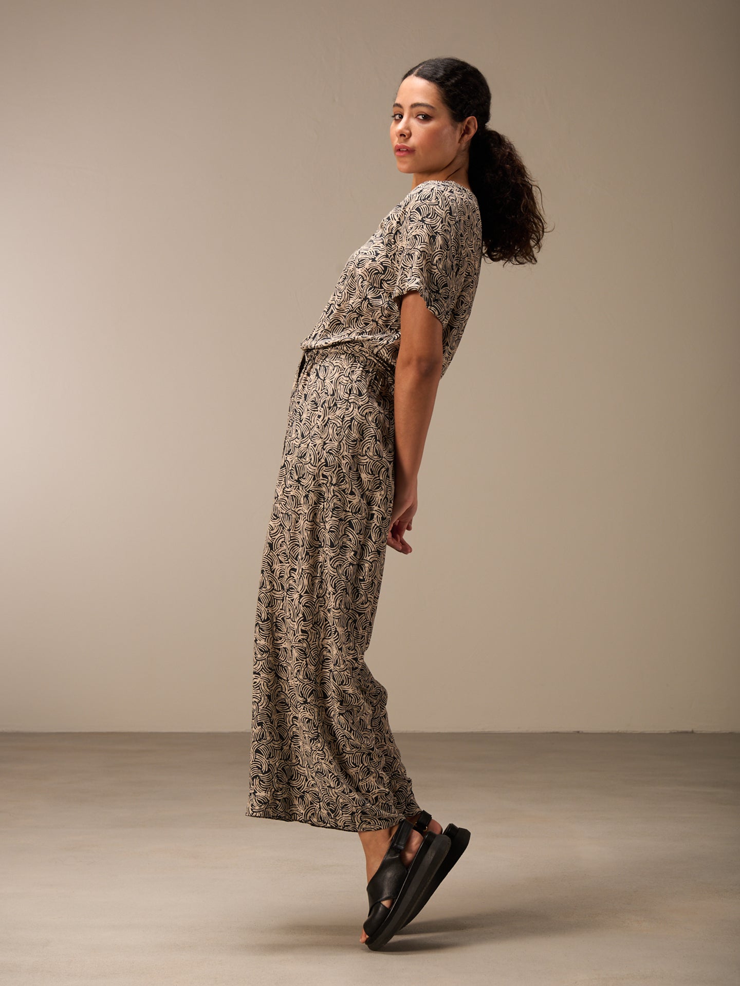 Jumpsuit mit V-Ausschnitt