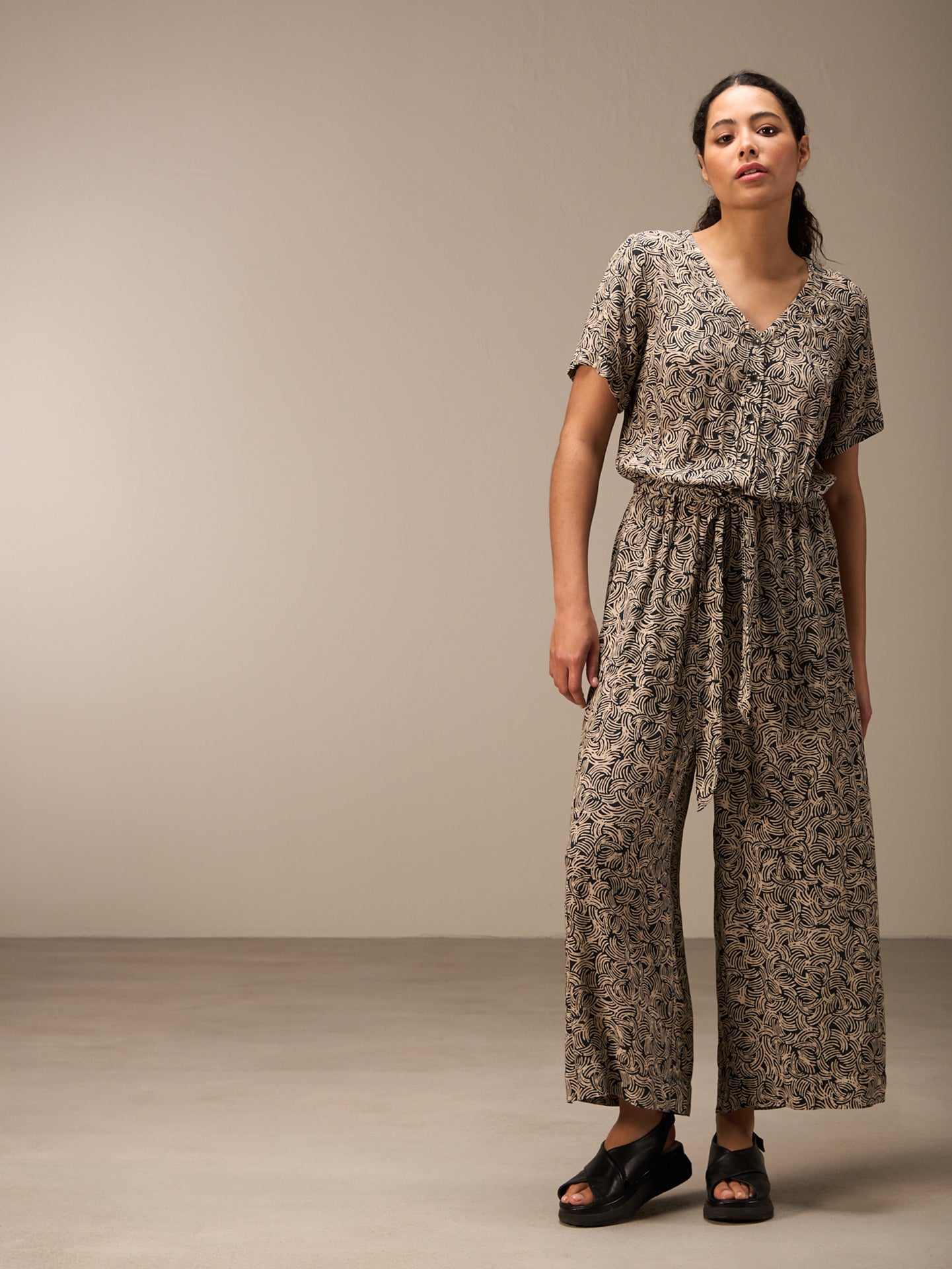 Jumpsuit mit V-Ausschnitt