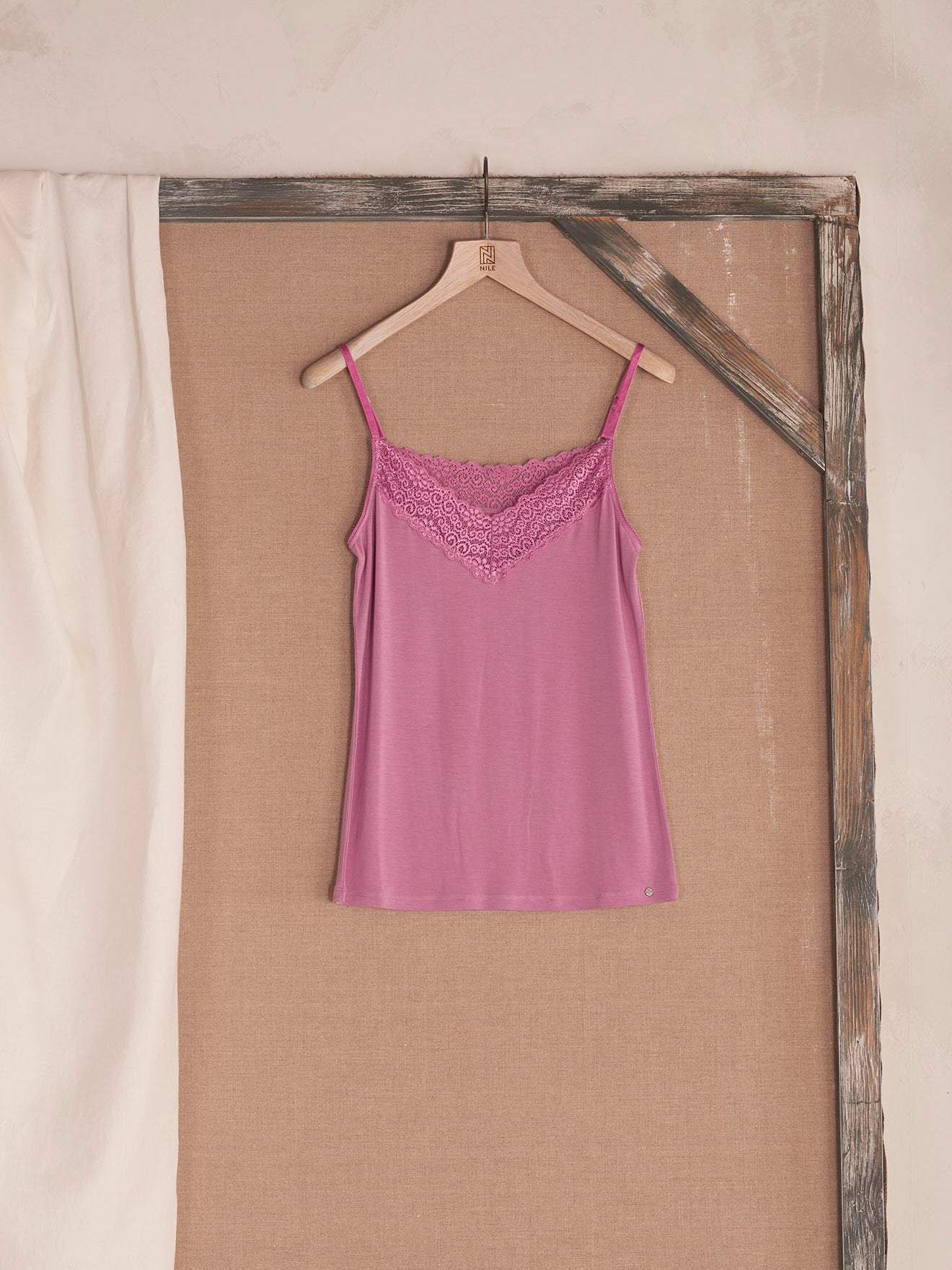 Top con spalline e finiture in pizzo