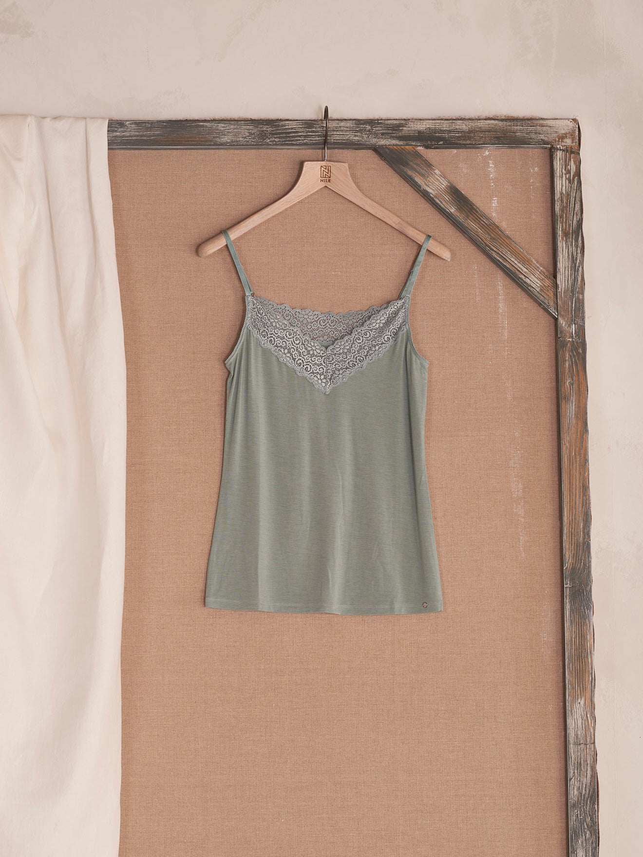 Top con spalline e finiture in pizzo