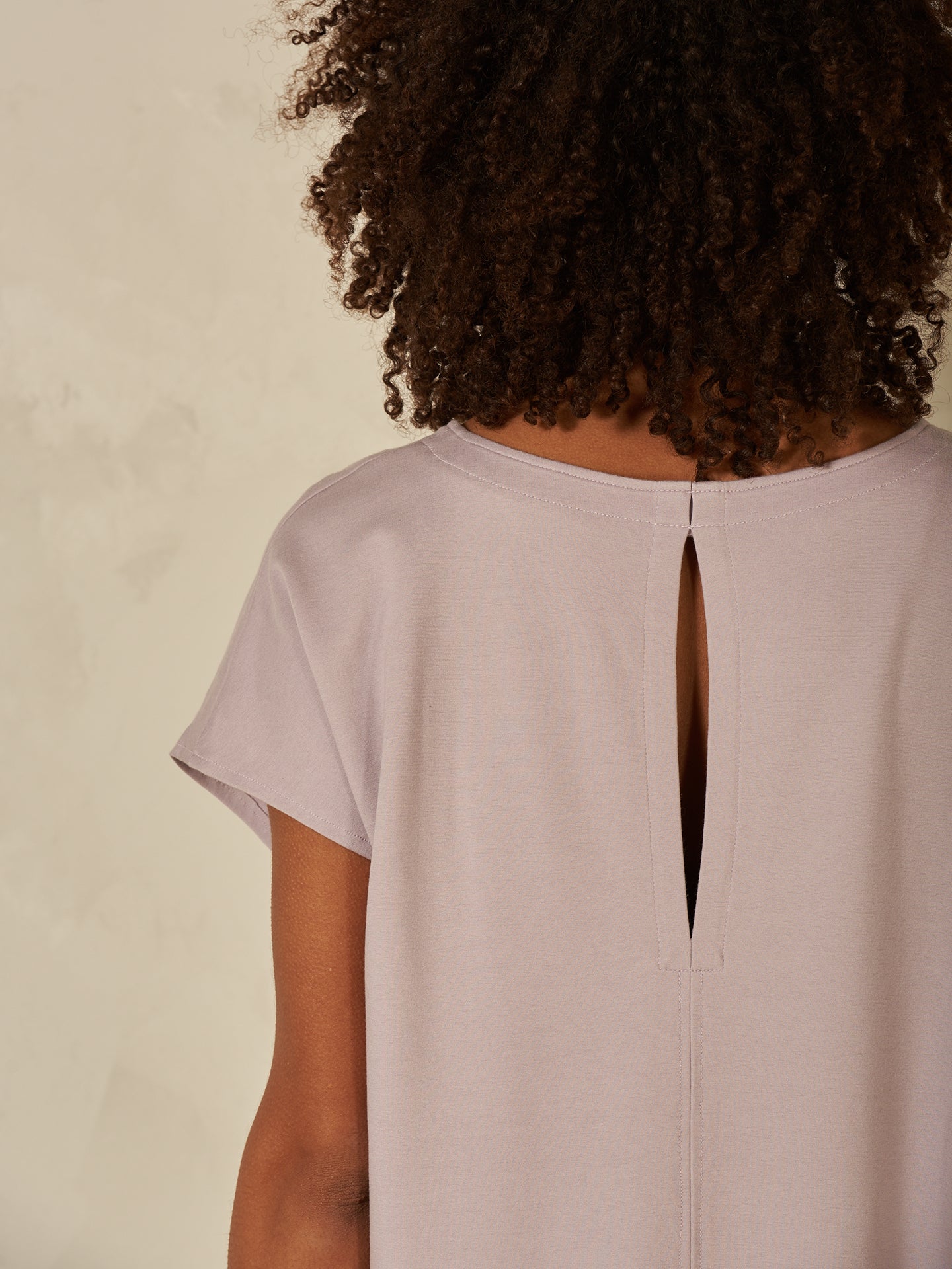Kleid mit V-Ausschnitt