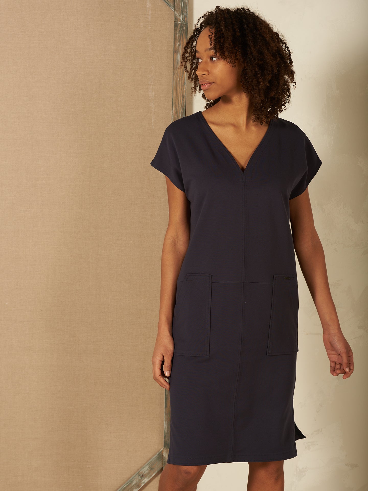 Kleid mit V-Ausschnitt