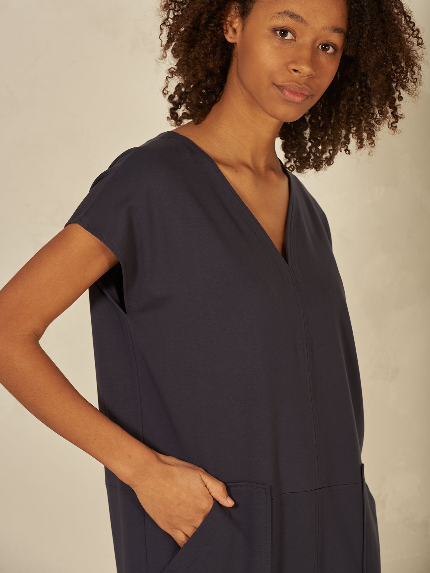 Kleid mit V-Ausschnitt