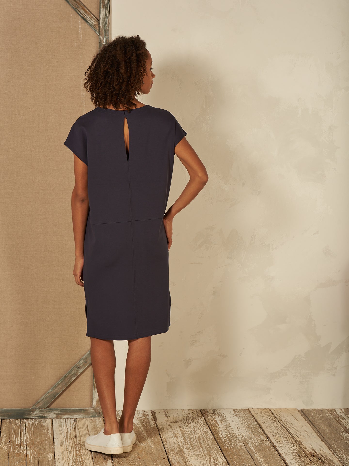 Kleid mit V-Ausschnitt