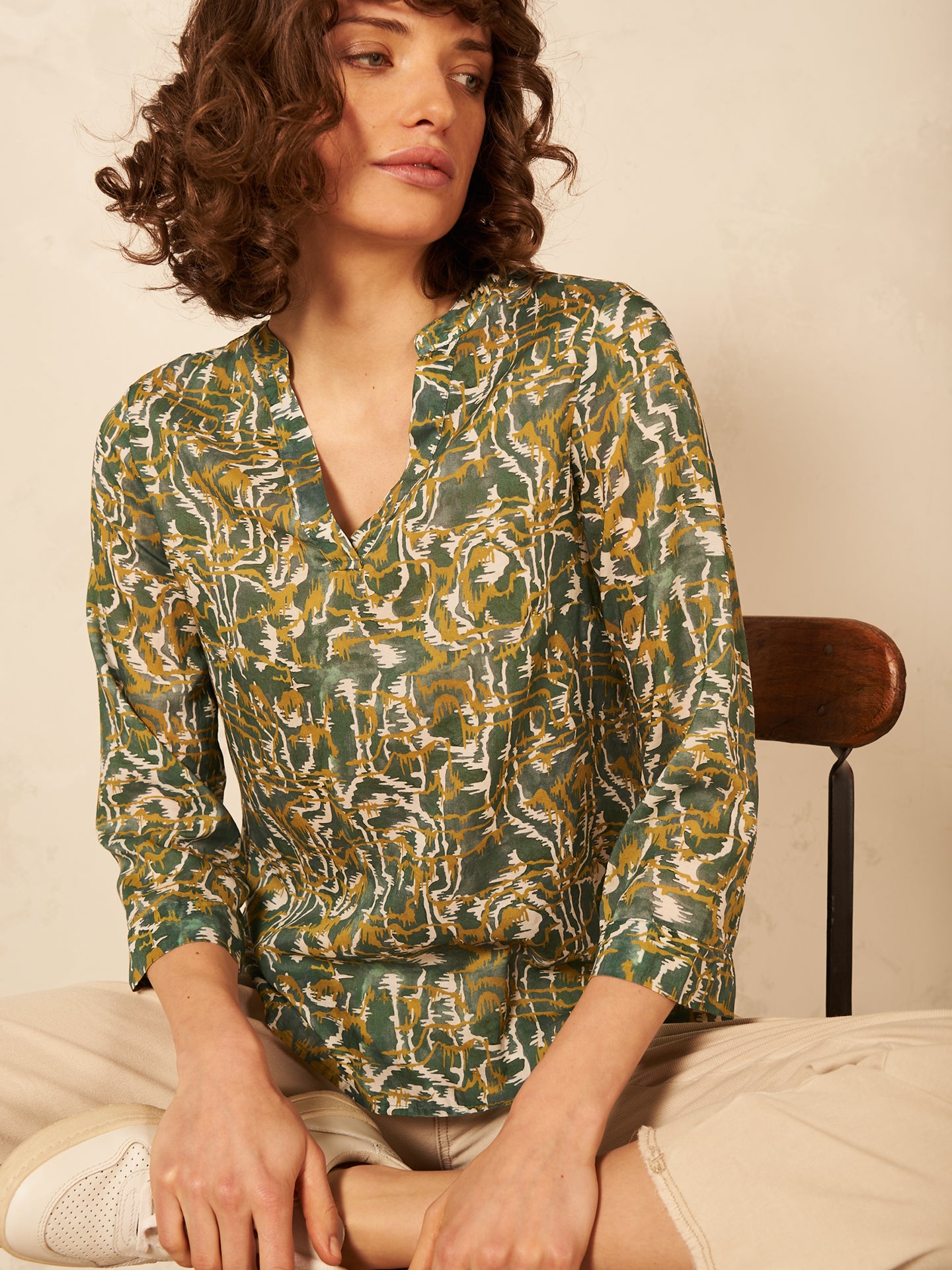 3/4-sleeved blouse