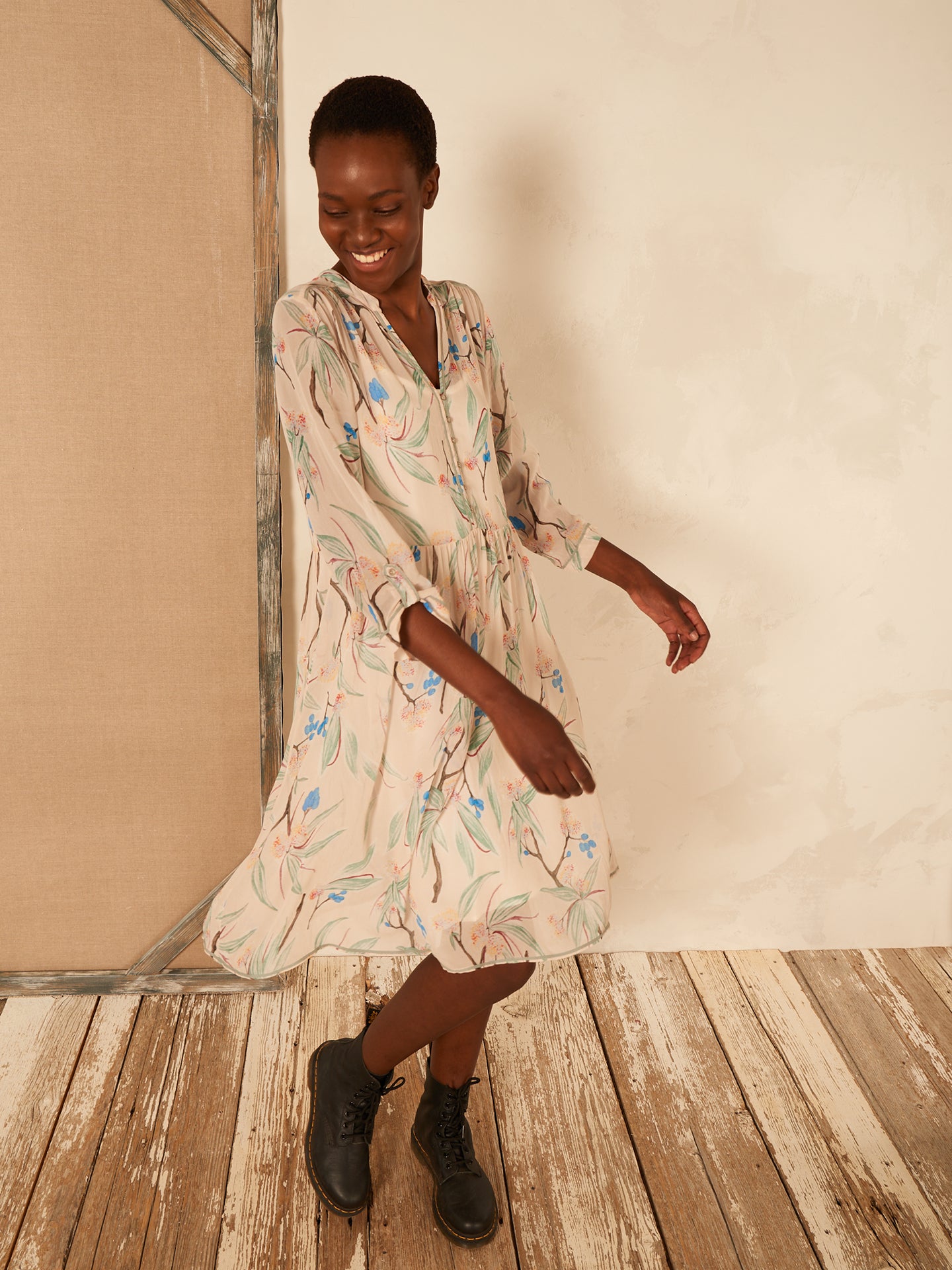 Kleid mit V-Ausschnitt