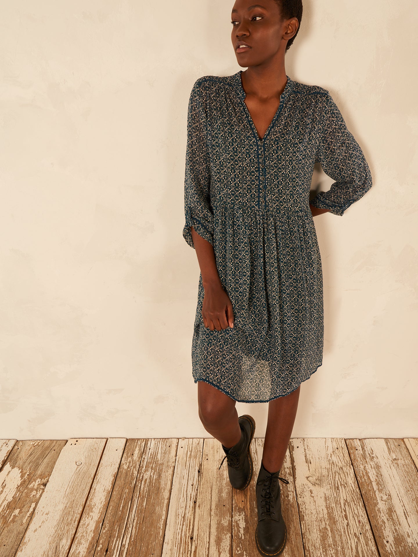 Kleid mit V-Ausschnitt