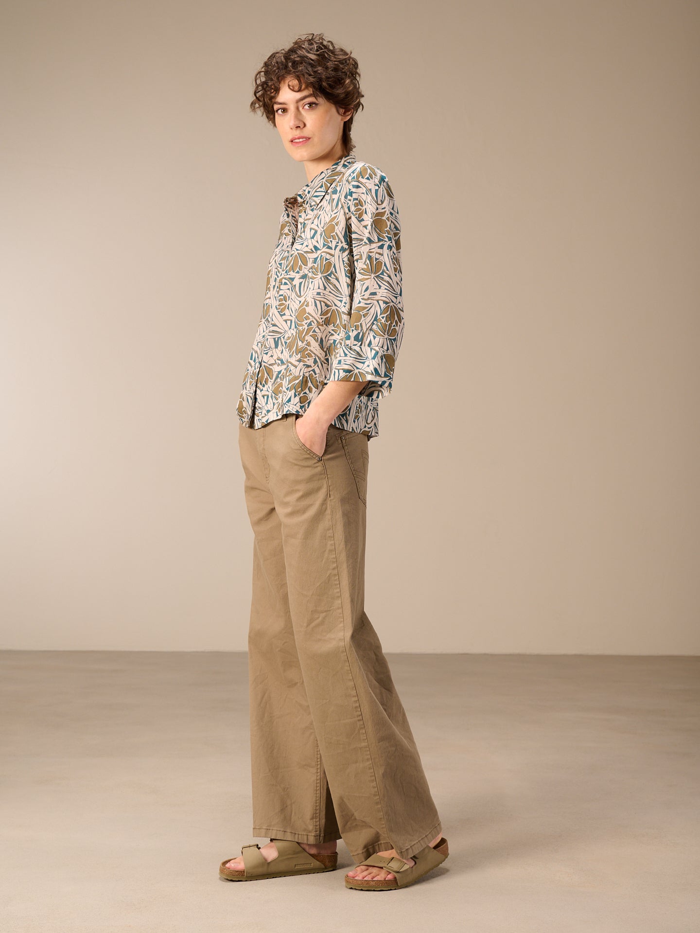 Wide-leg trousers