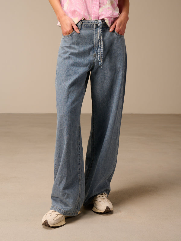 Wide-leg jeans