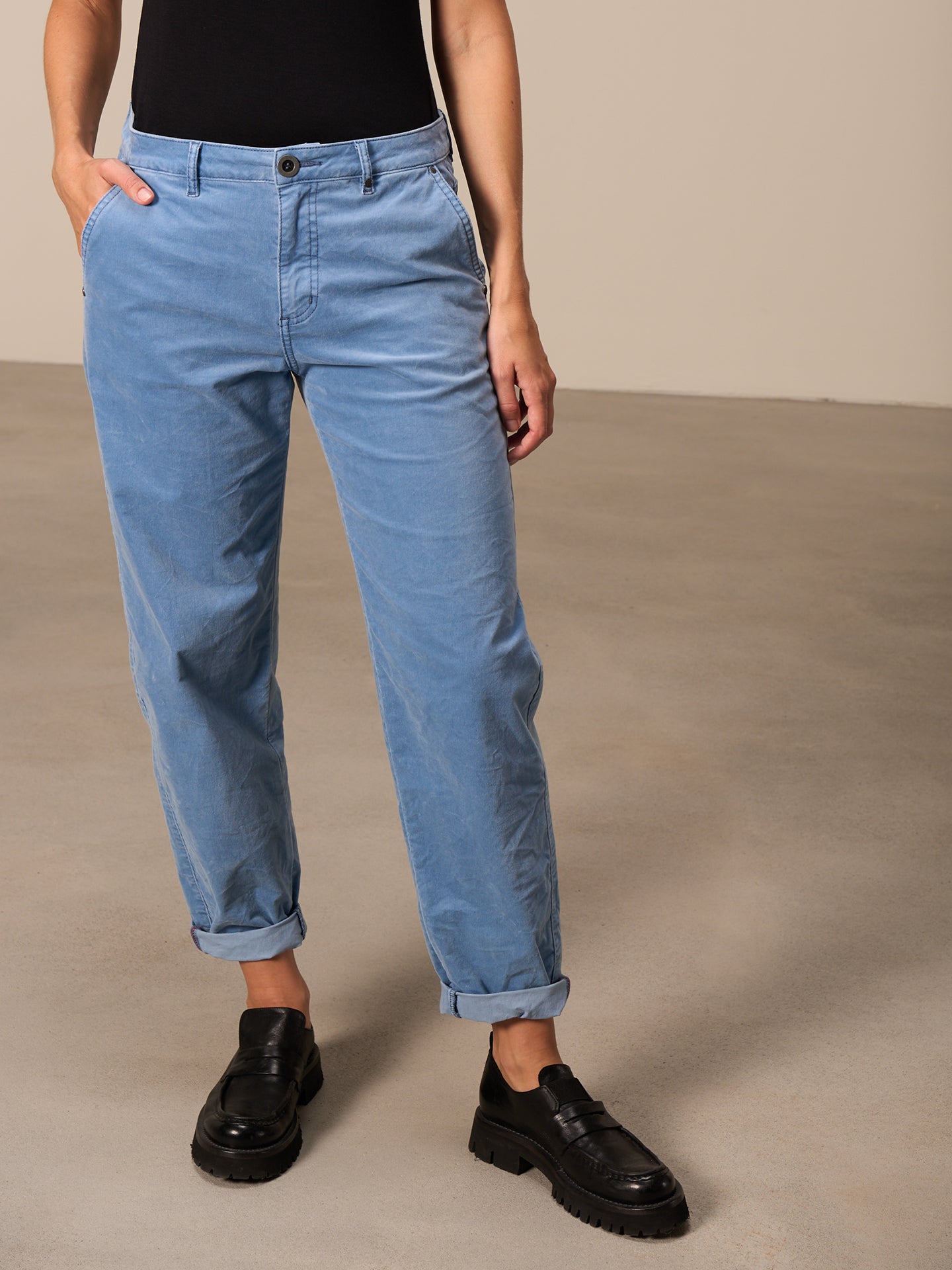 Barrel-leg trousers