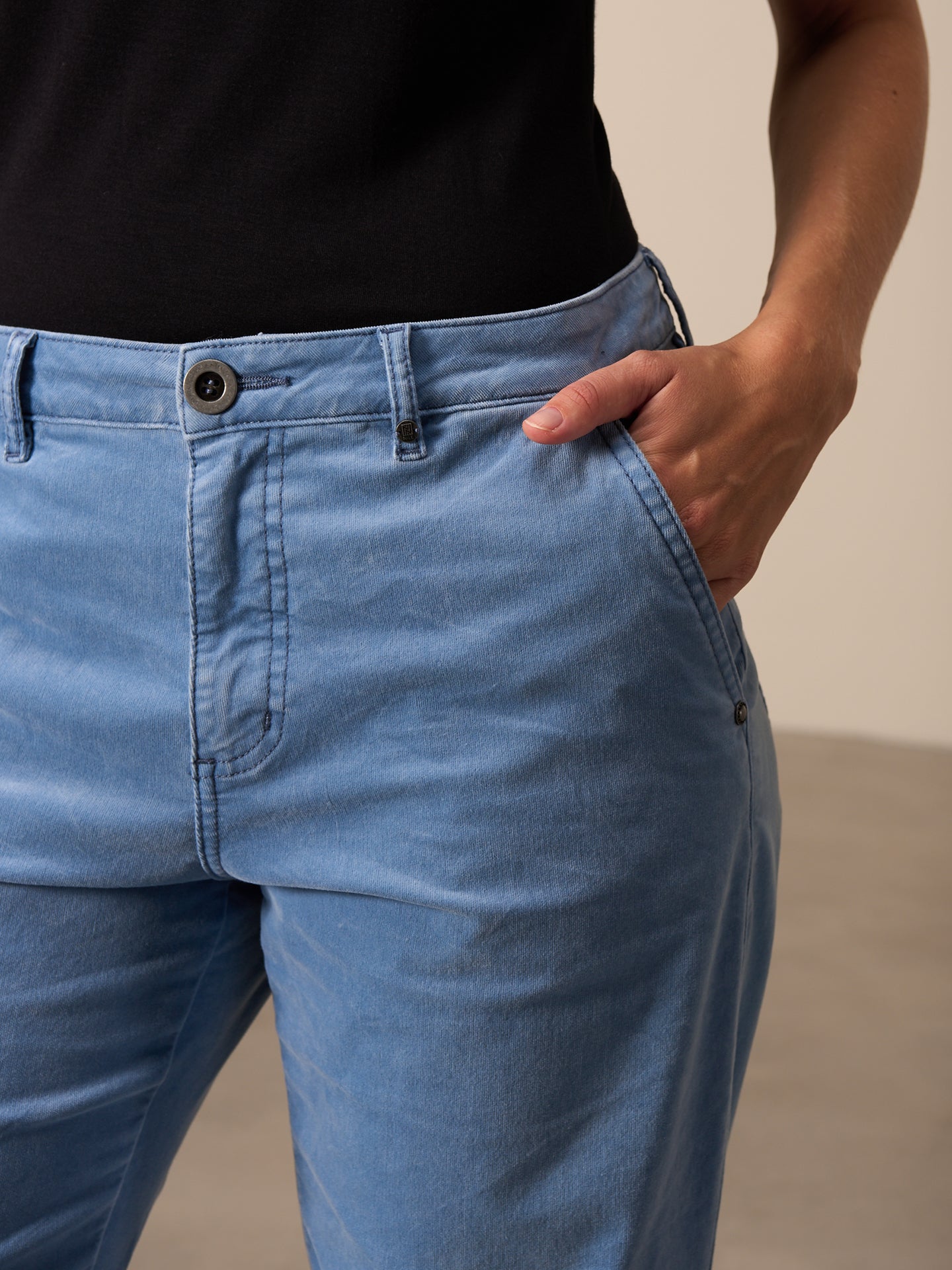 Barrel-leg trousers