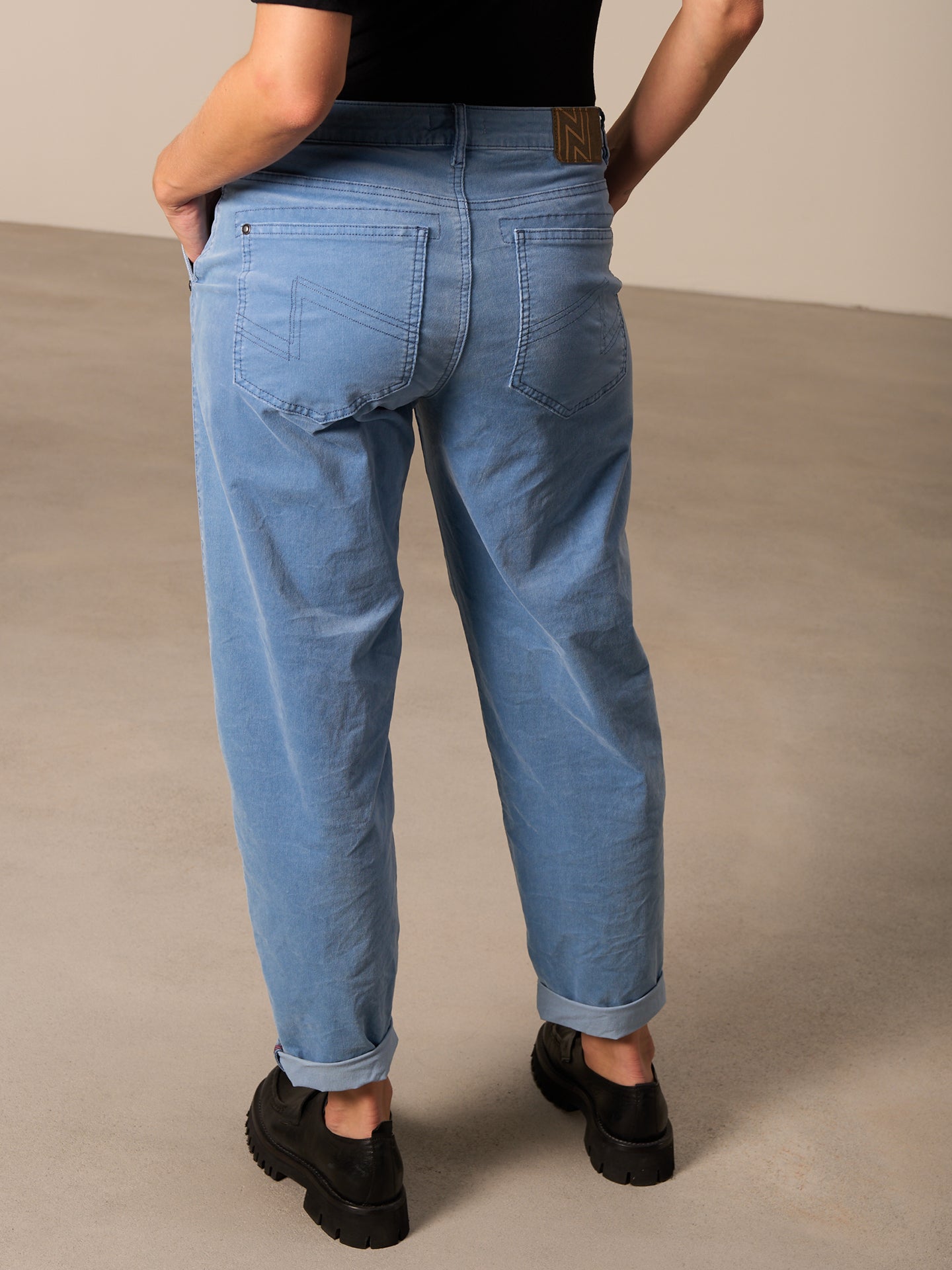 Barrel-leg trousers