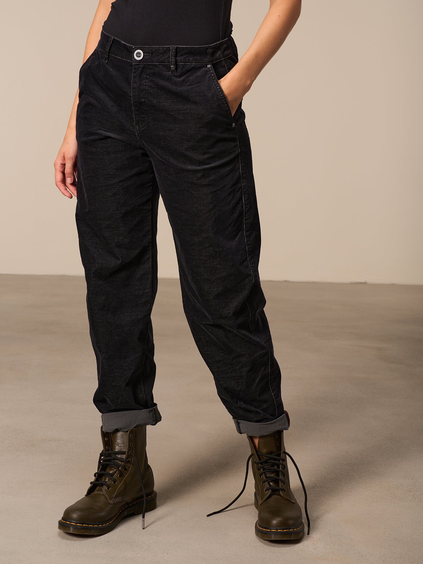 Barrel-leg trousers