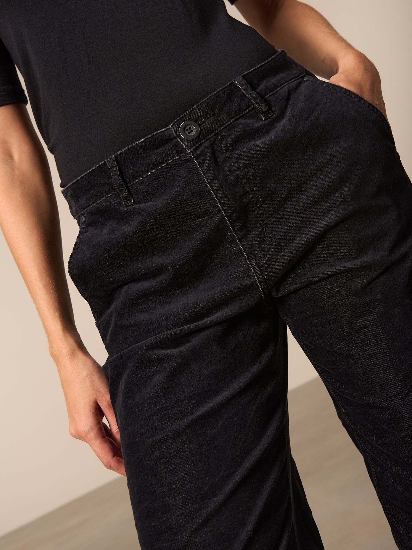 Barrel-leg trousers