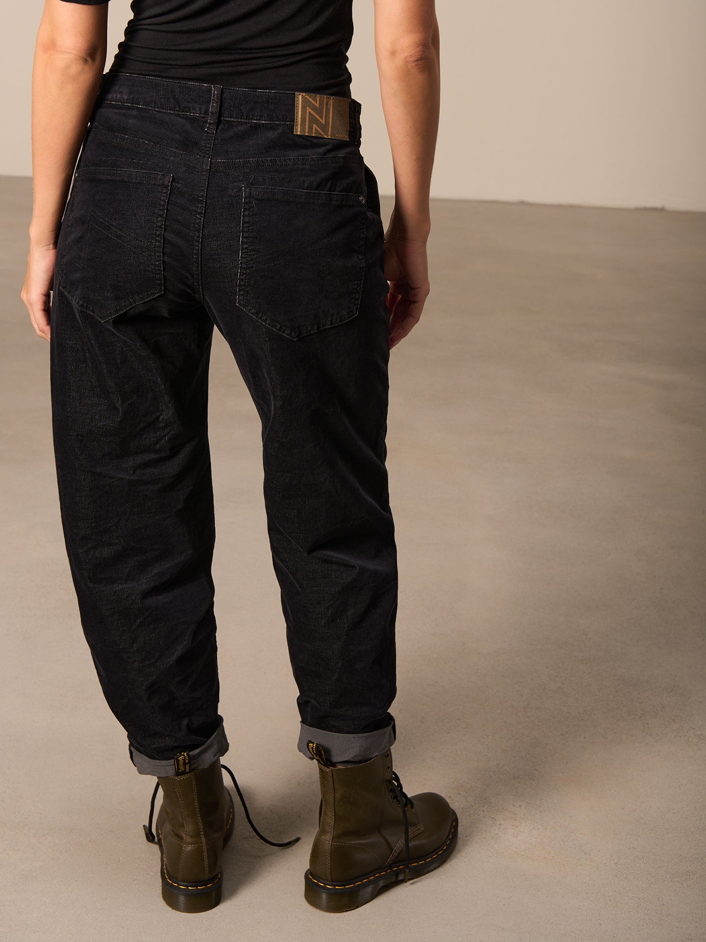 Barrel-leg trousers