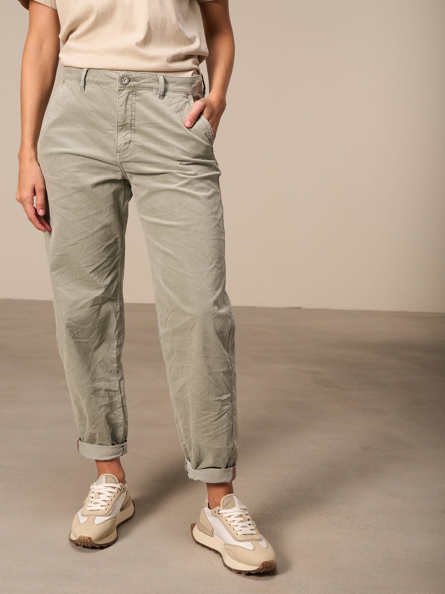 Barrel-leg trousers