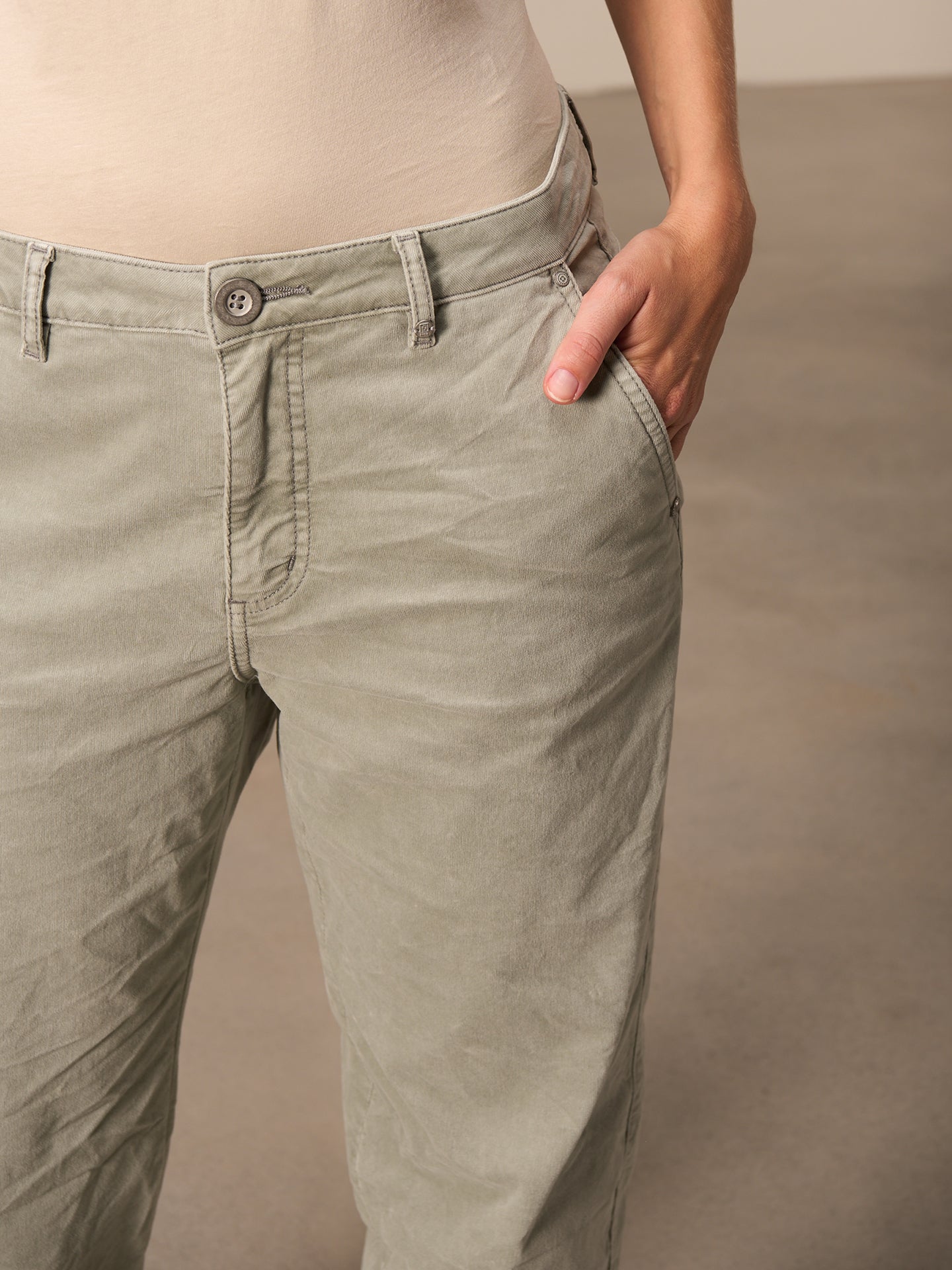 Barrel-leg trousers