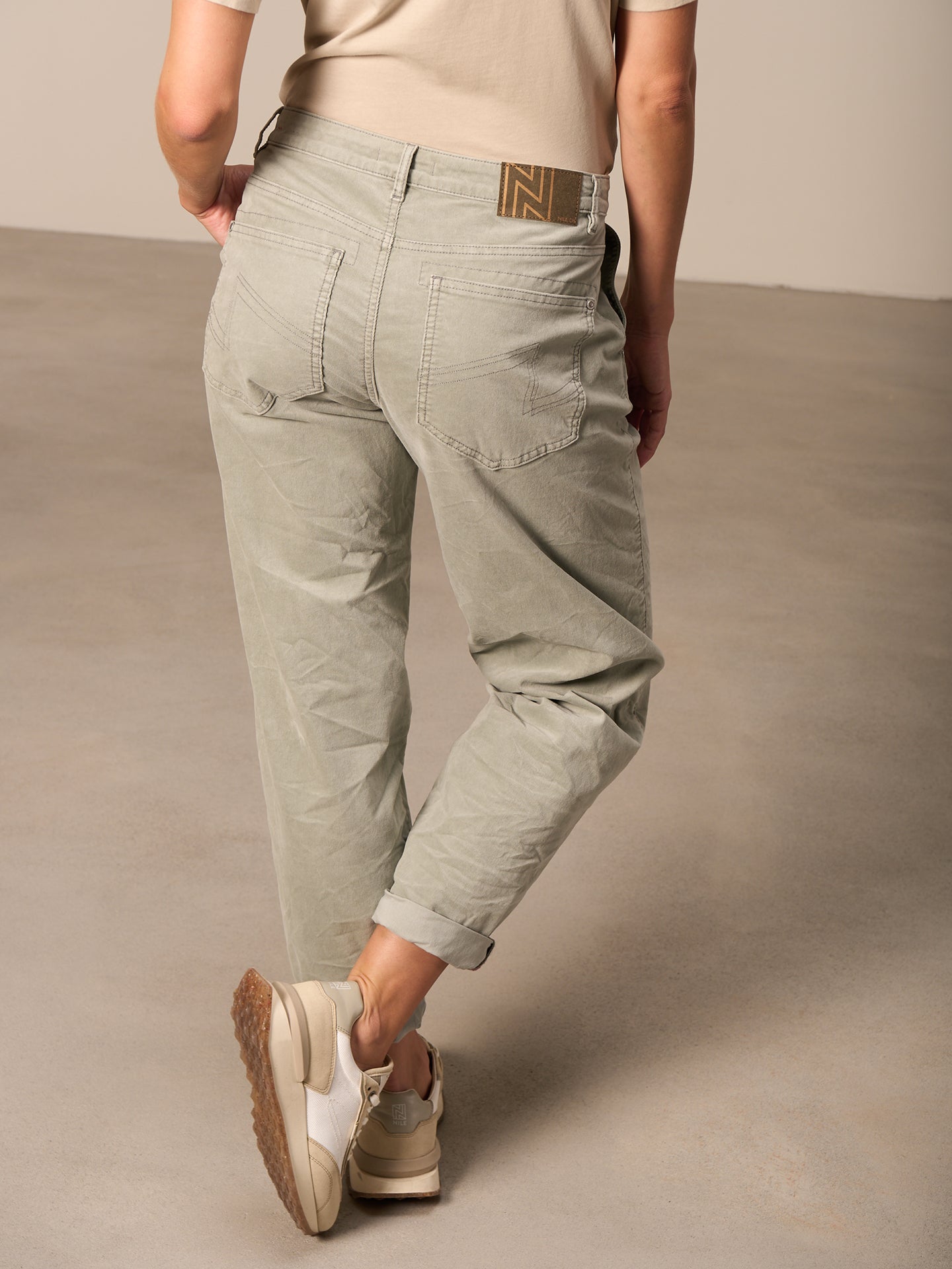 Barrel-leg trousers