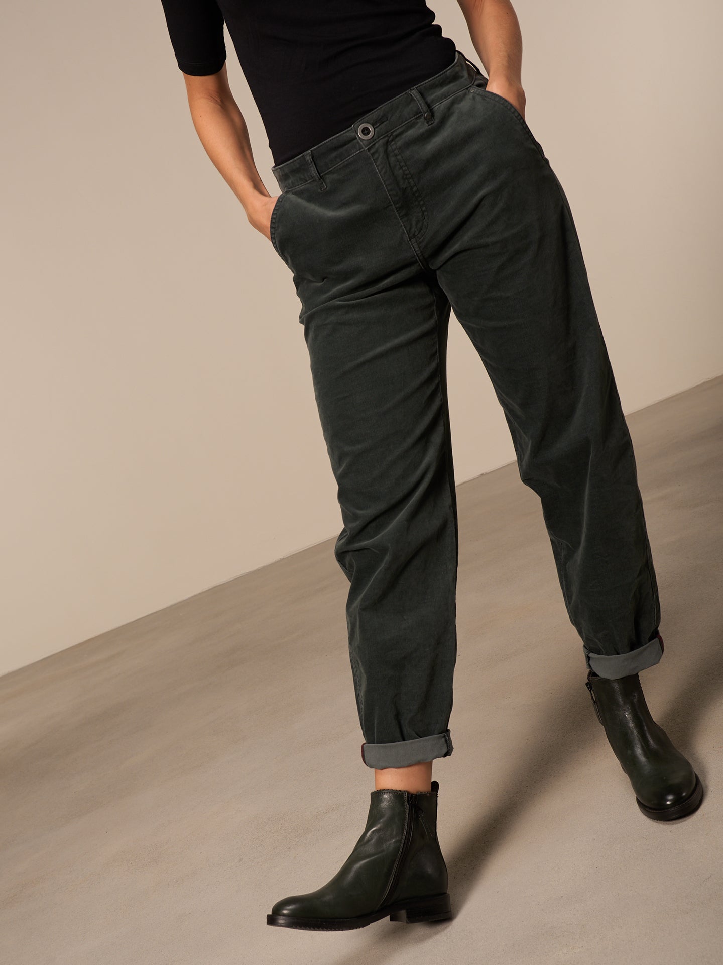 Barrel-leg trousers