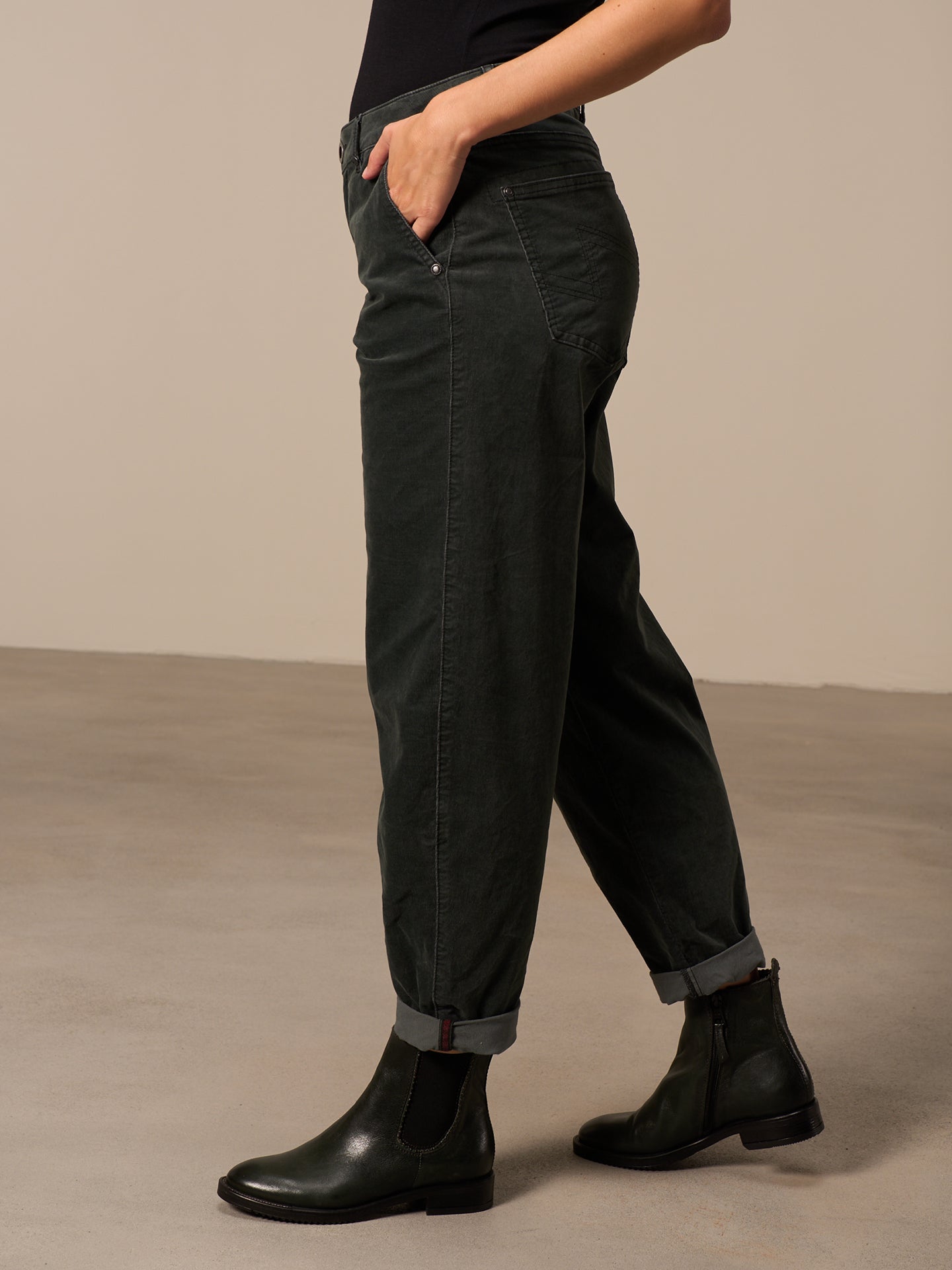 Barrel-leg trousers