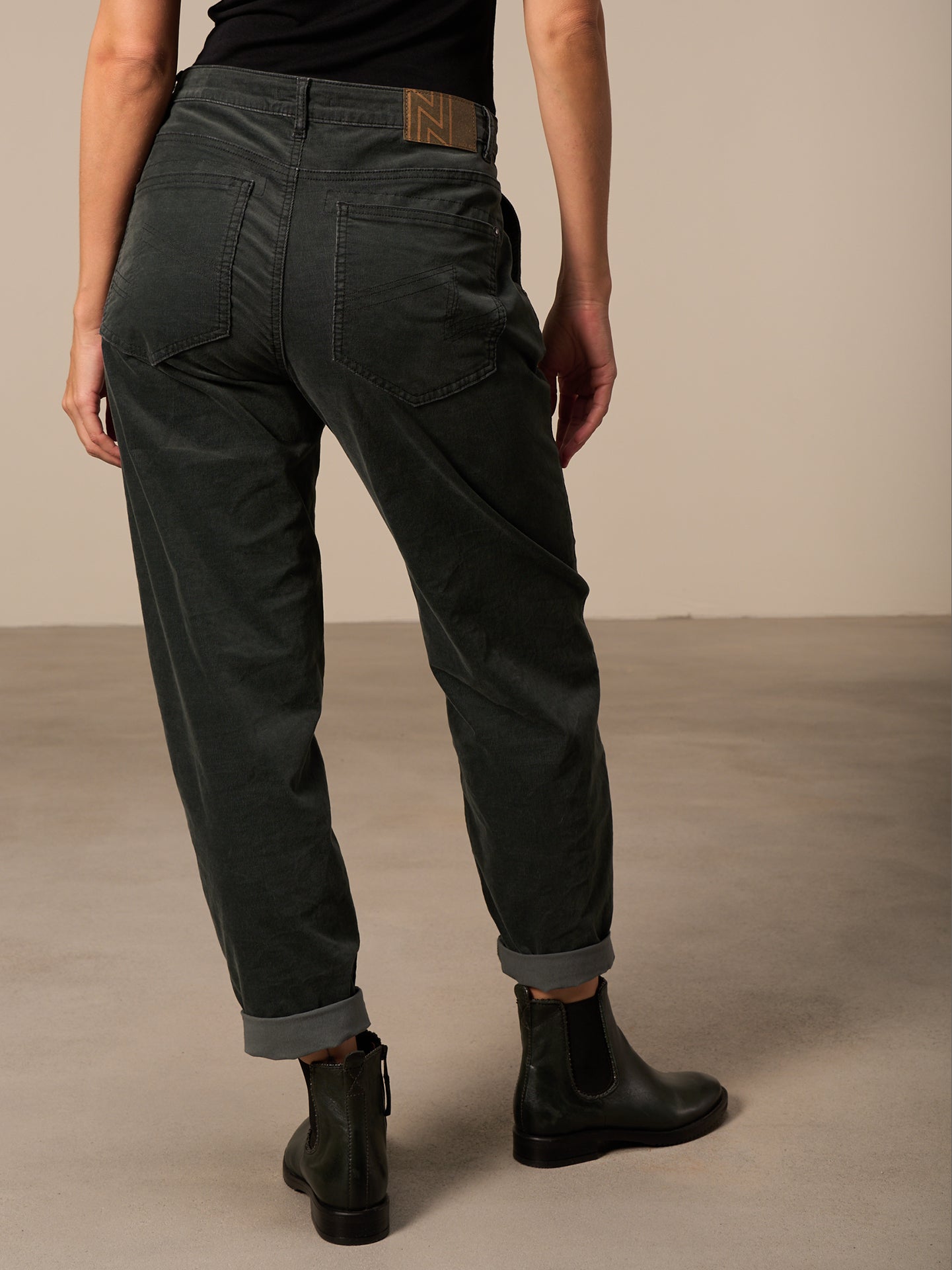 Barrel-leg trousers