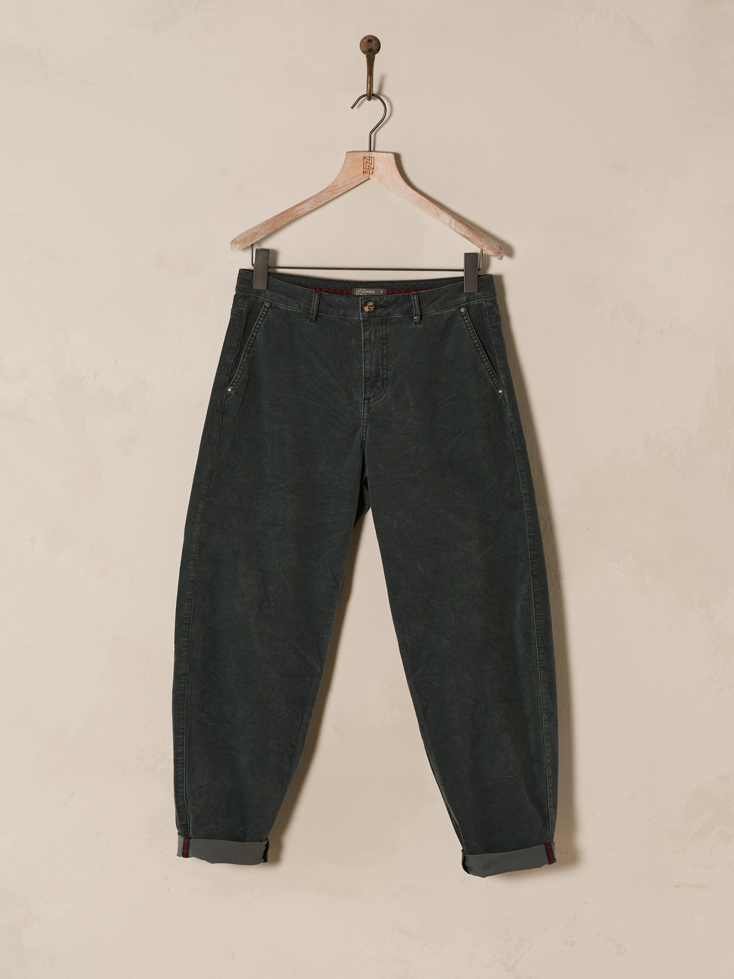 Barrel-leg trousers