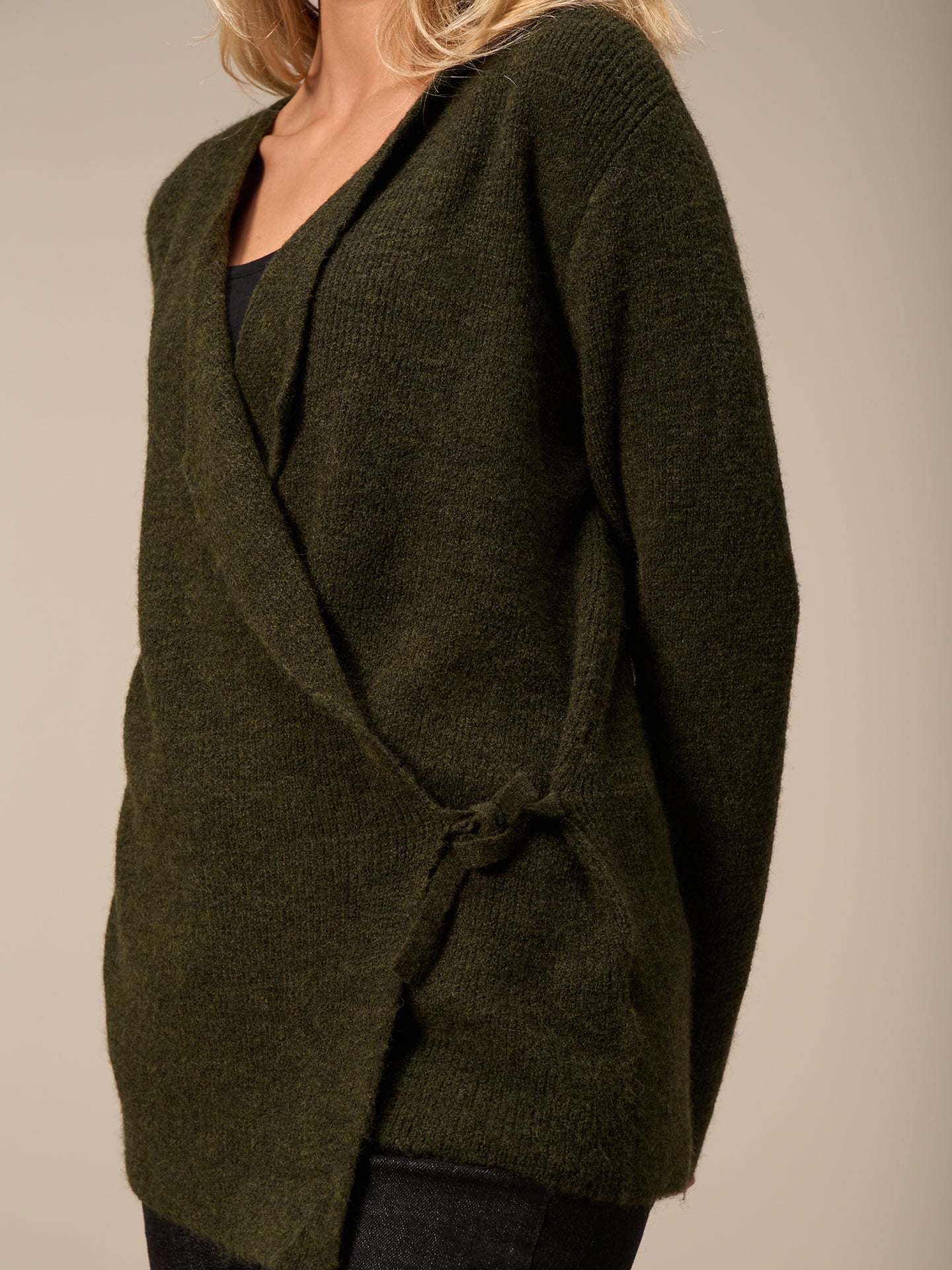 Strickjacke gewickelt