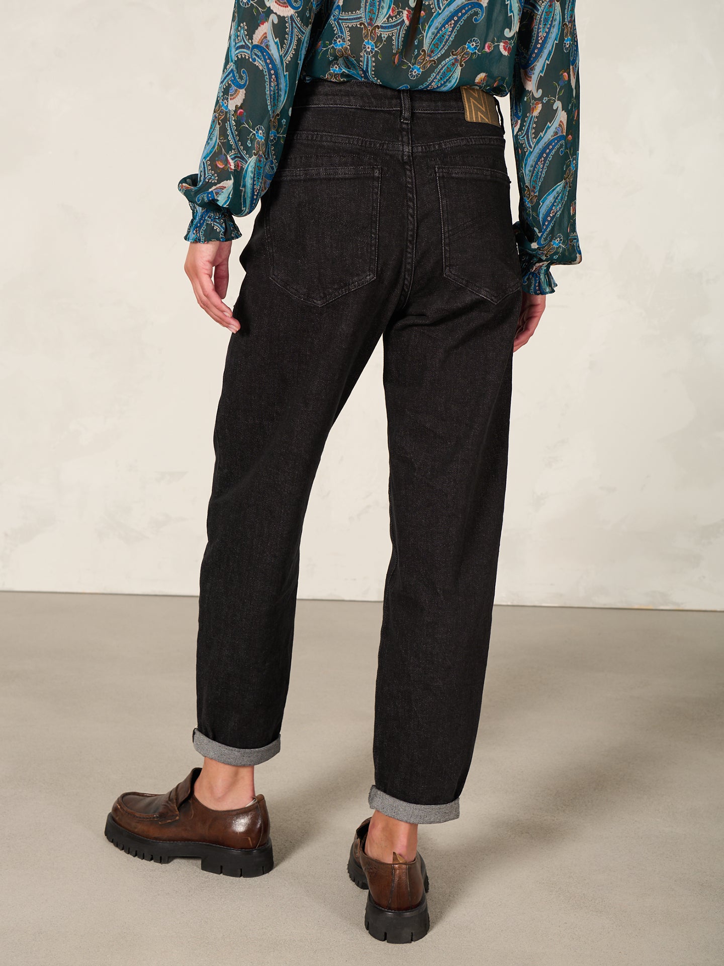 Barrel-leg trousers