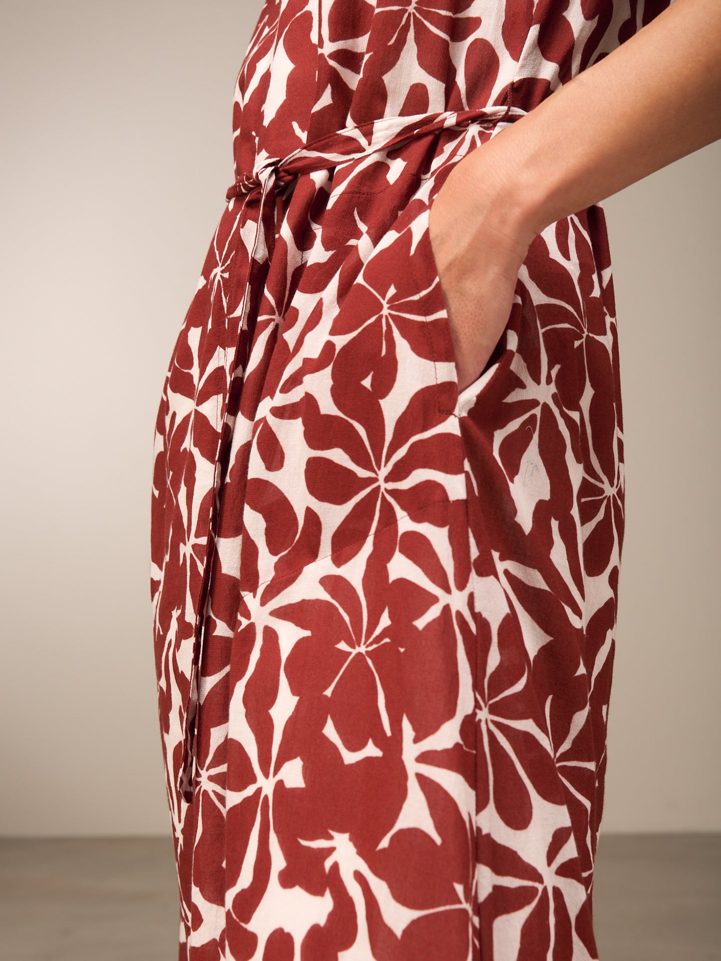 Vestito con collo rotondo