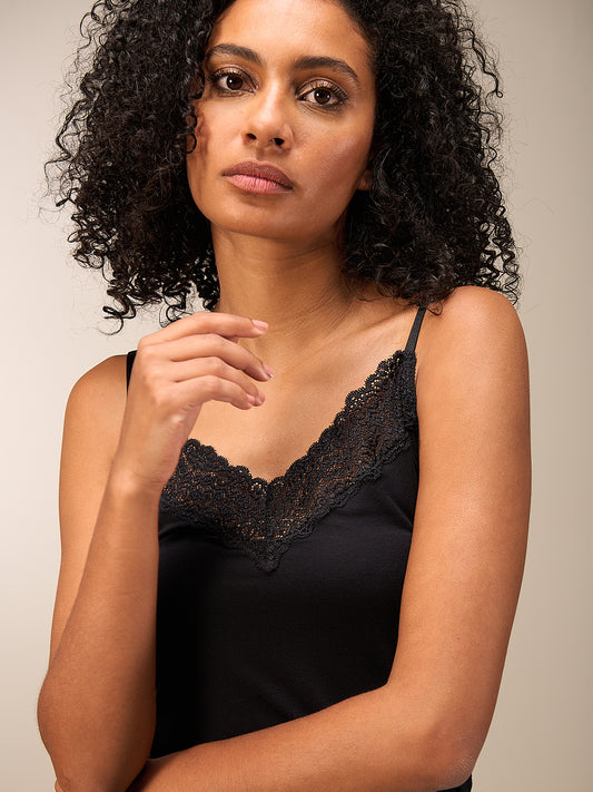 Top con spalline e finiture in pizzo