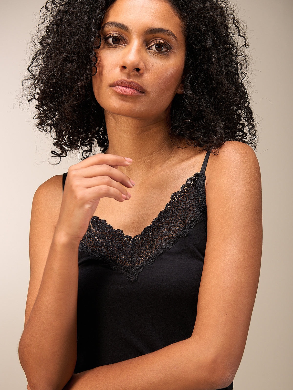 Top con spalline e finiture in pizzo