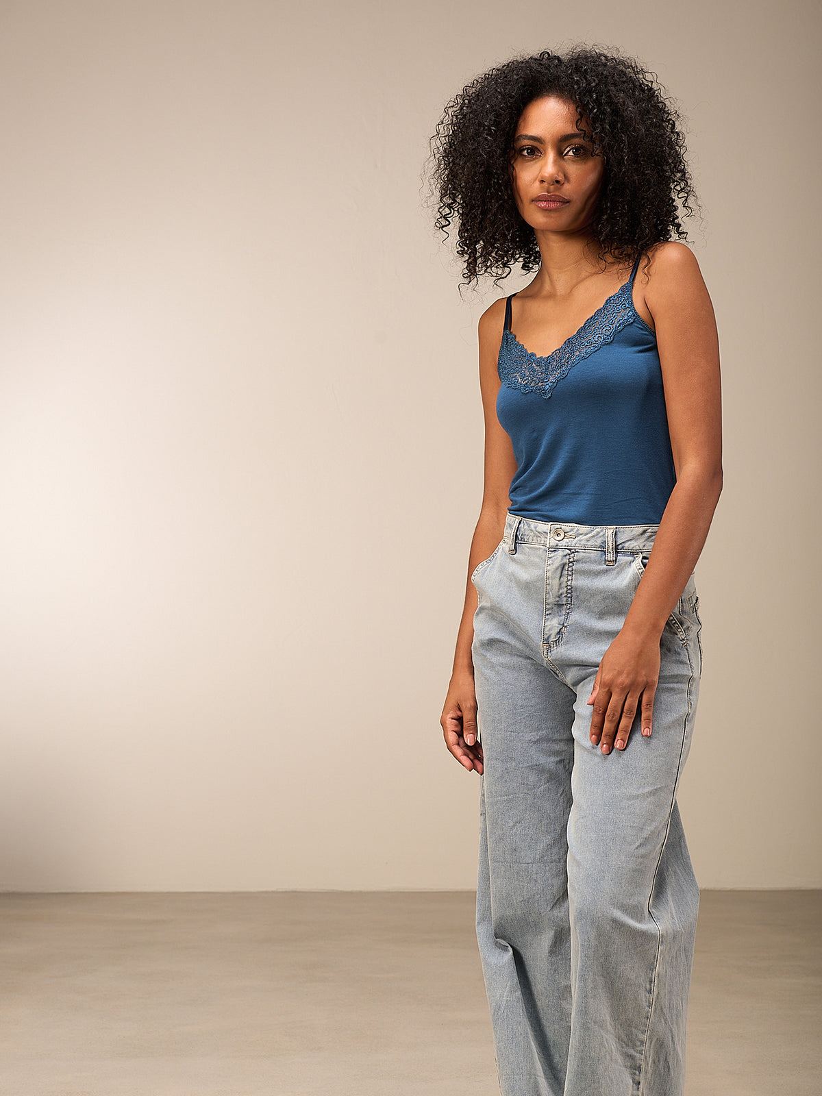 Top con spalline e finiture in pizzo