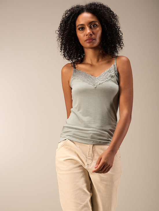 Top con spalline e finiture in pizzo