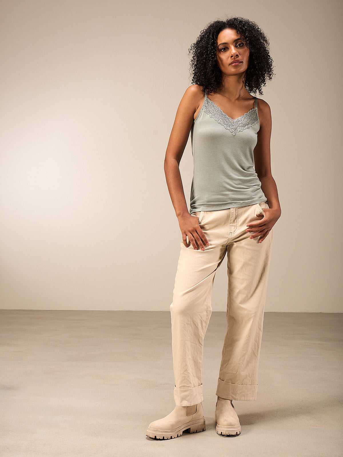 Top con spalline e finiture in pizzo