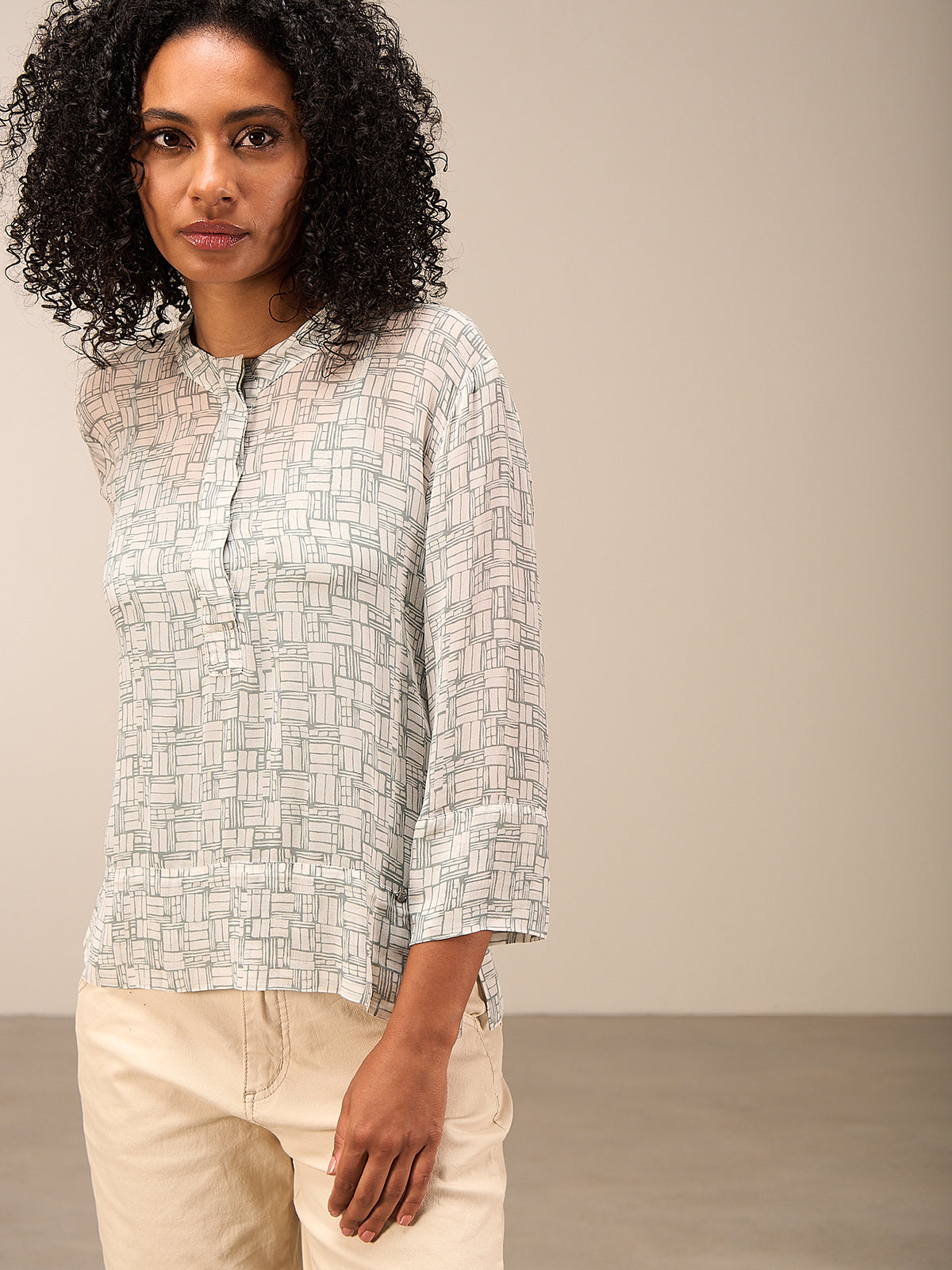 3/4-sleeved blouse
