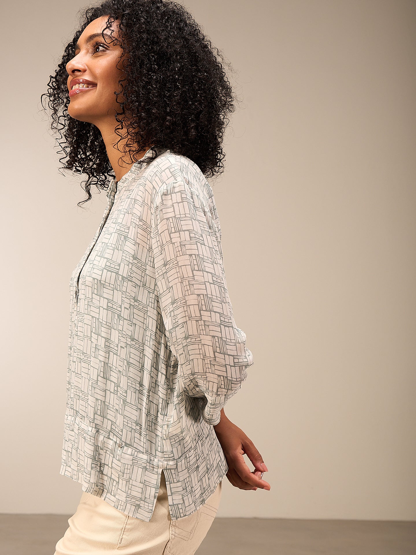 3/4-sleeved blouse