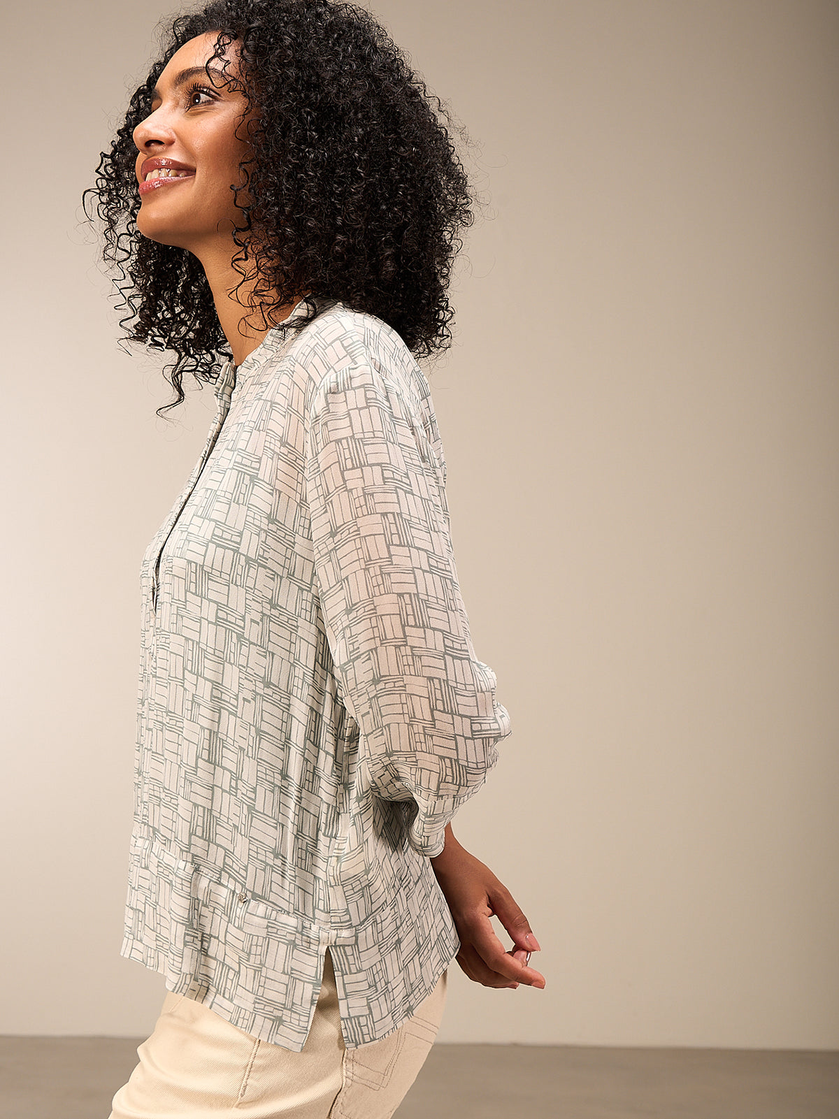 3/4-sleeved blouse