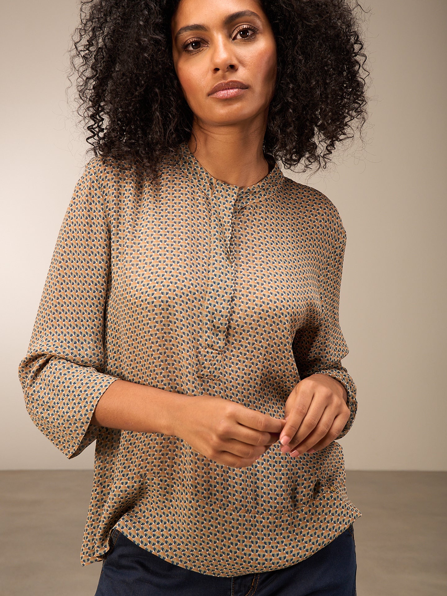 3/4-sleeved blouse