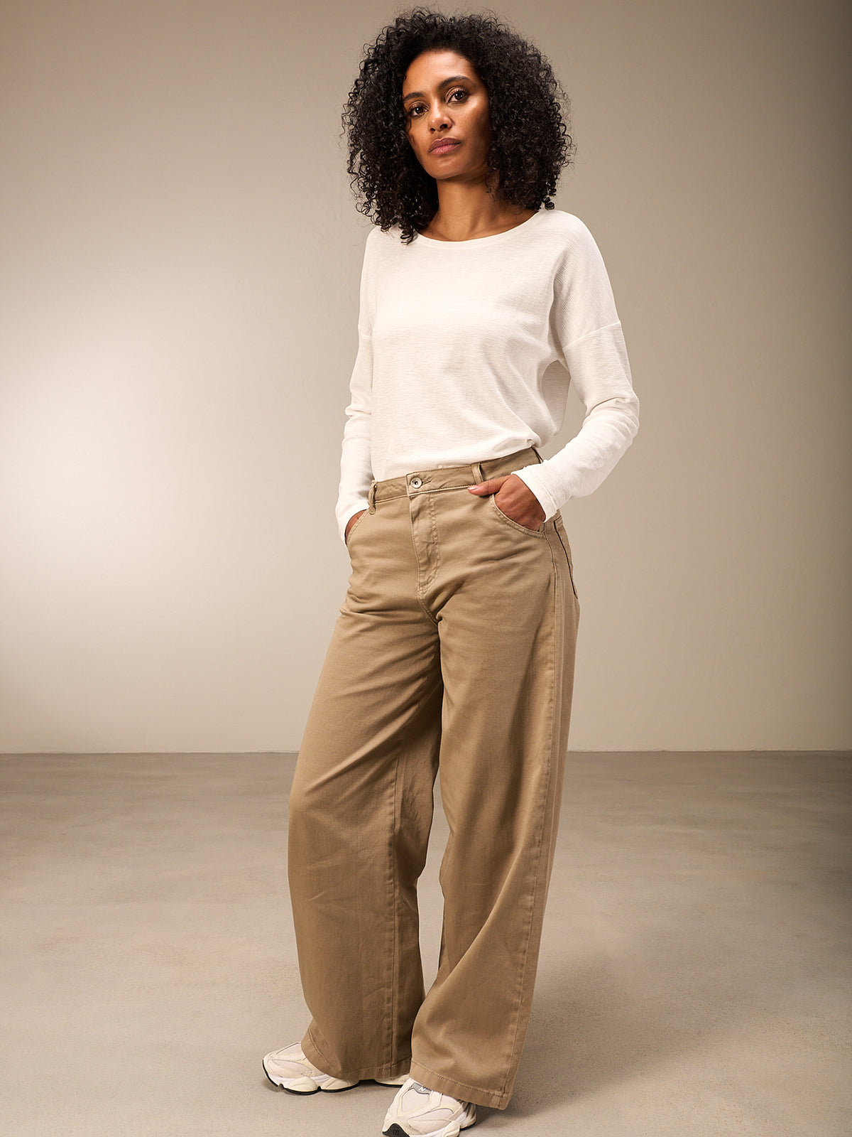 Wide-leg trousers