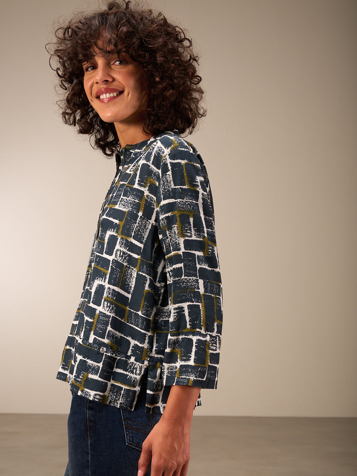 3/4-sleeved blouse