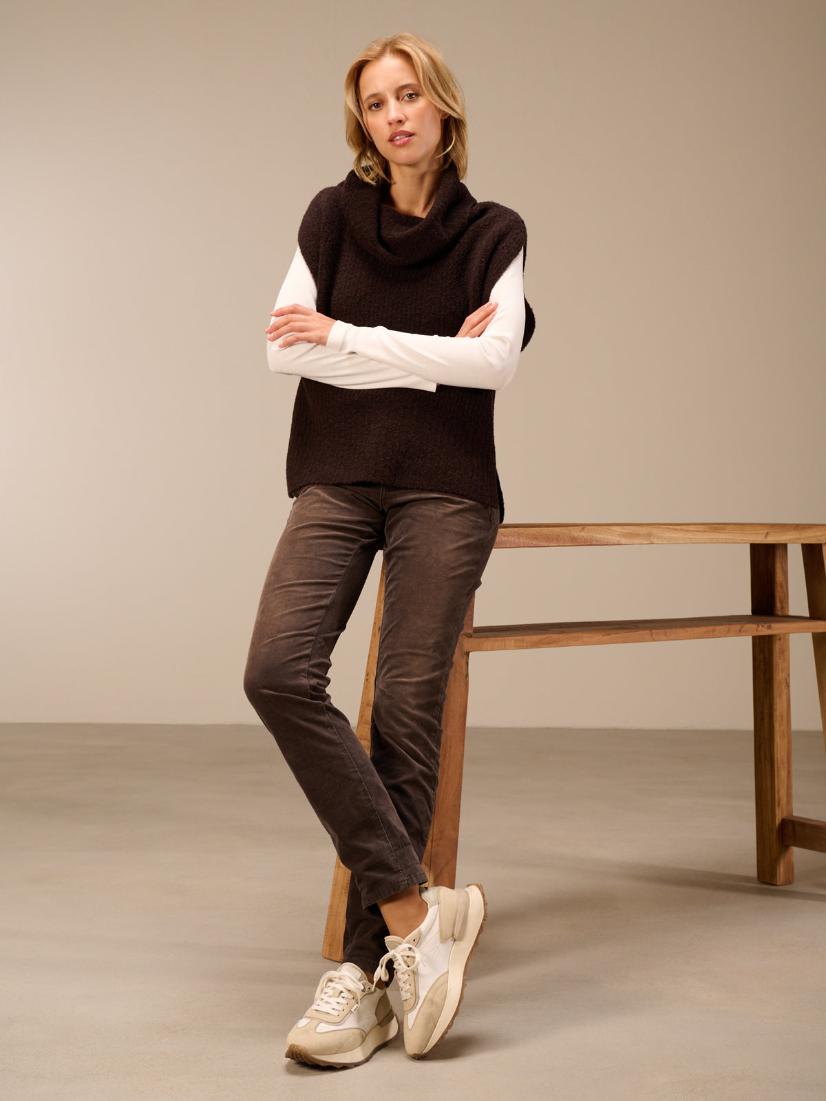 Sweater vest with collar
