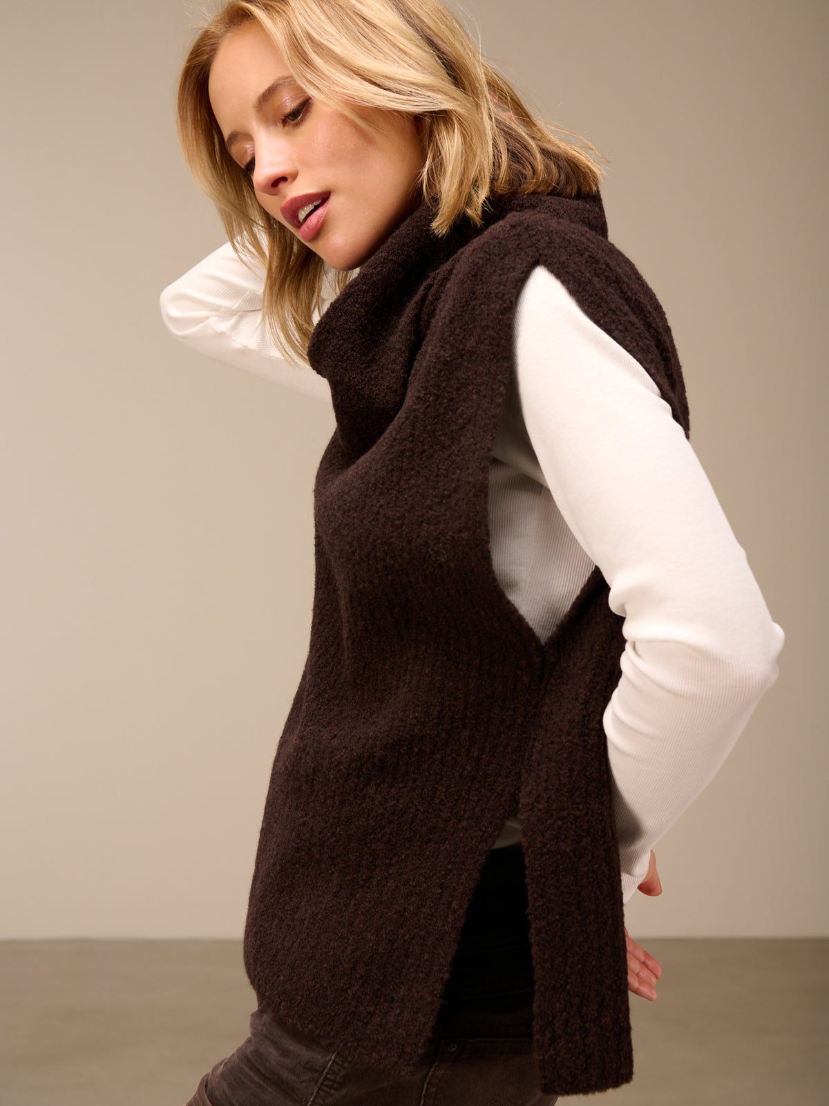 Sweater vest with collar